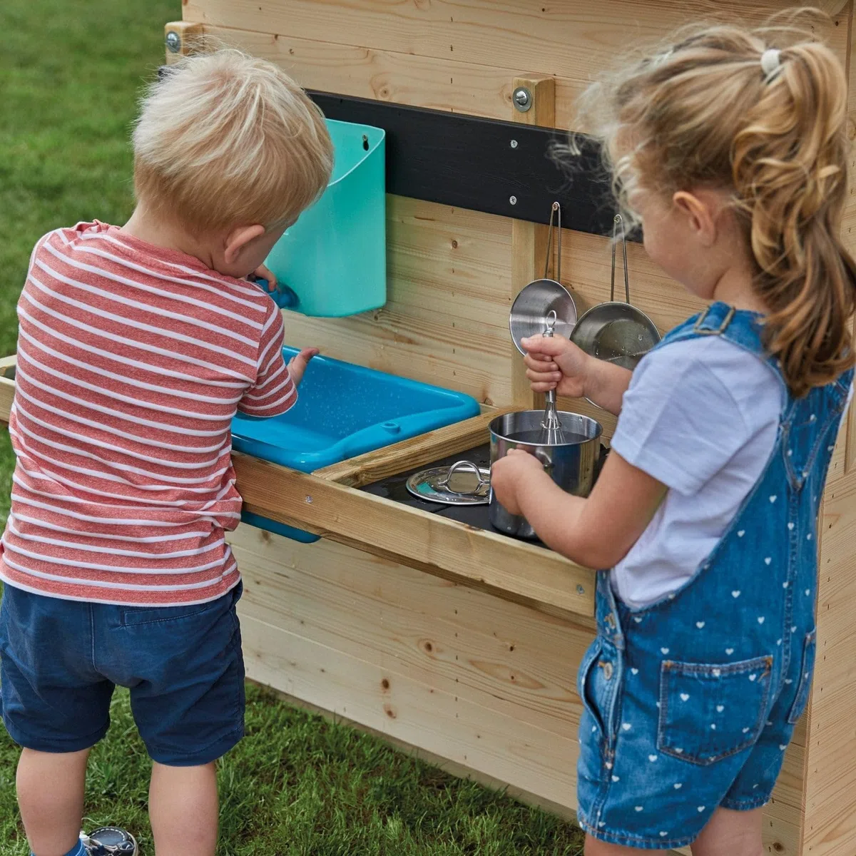 TP Toys Cuisine Extérieure en Bois avec Réservoir à Eau et Ustensiles – 81 x 36 x 56 cm – Jeu d’Imitation pour Enfants dès 3 Ans – Fixation Facile – Jouet Jardin Compact, Vert