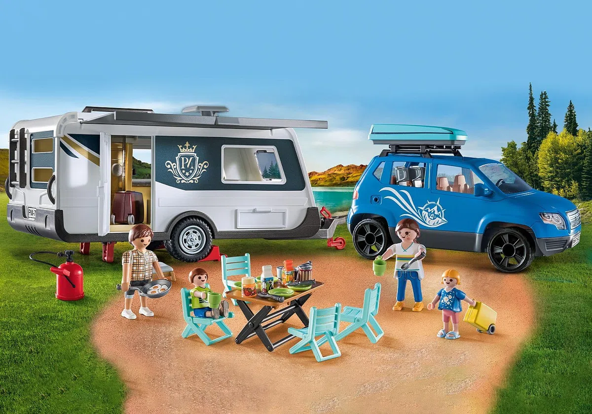 Playmobil 71423 Famille avec Voiture et Caravane - Family Fun - Camping en Nature en Famille - Comprend Quatre Personnages, Une Voiture décapotable avec Coffre Amovible et Une Caravane - Dès 4 Ans