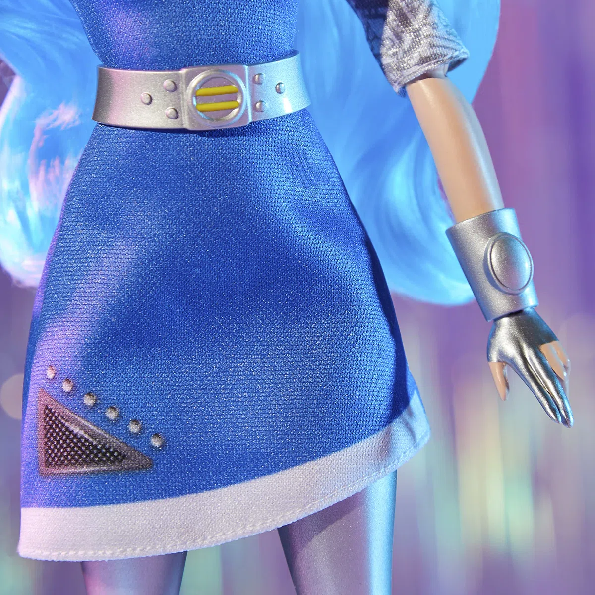 Disney Princess Zombies 3 Addison Fashion Doll Poupée 30,5 cm avec Cheveux Longs Bleus, Robe, Chaussures et Accessoires Jouet pour Enfants à partir de 6 Ans