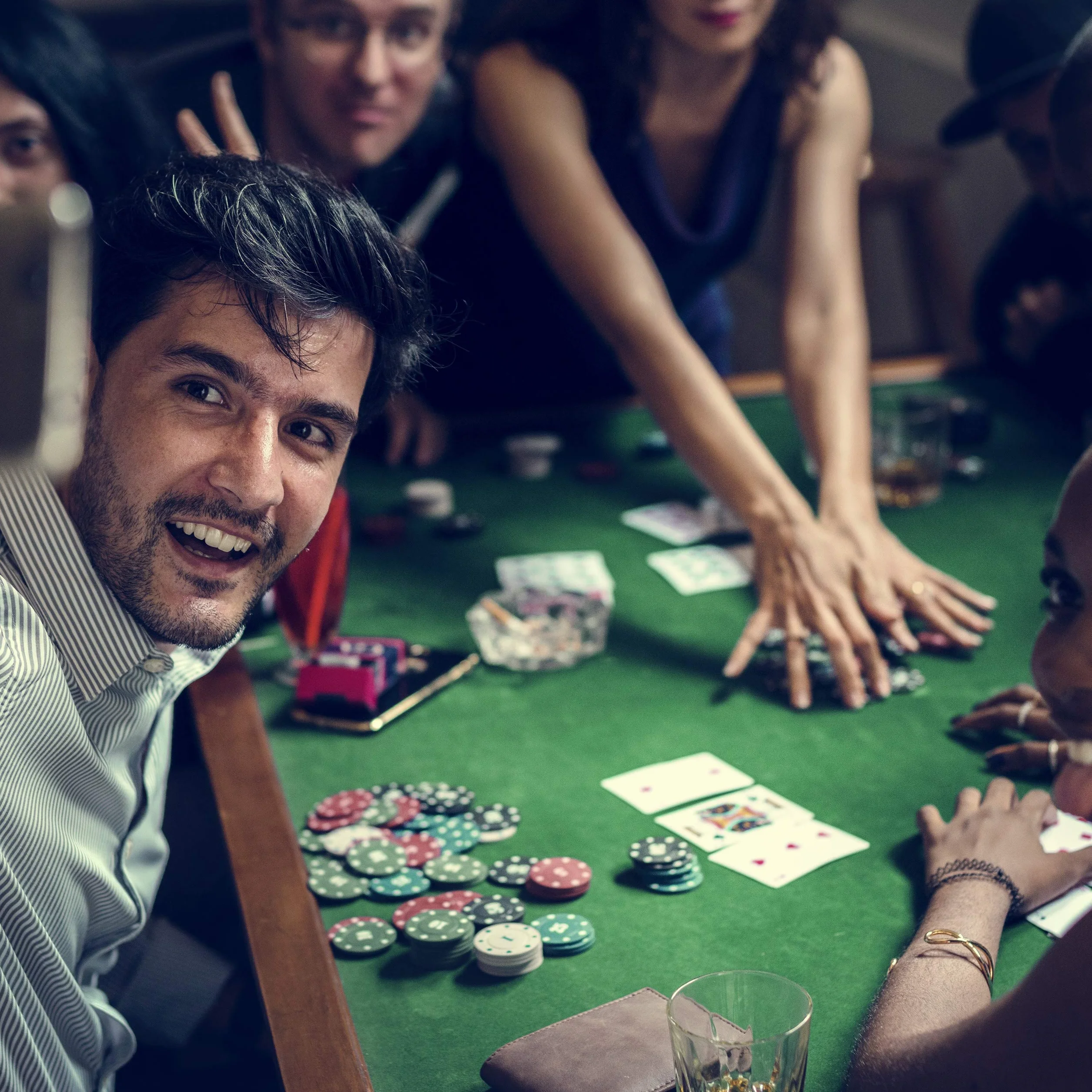 Relaxdays Coffret de poker, 300 jetons laser, 2 paquets de cartes, 5 dés, bouton de dealer, coffre en aluminium, argenté