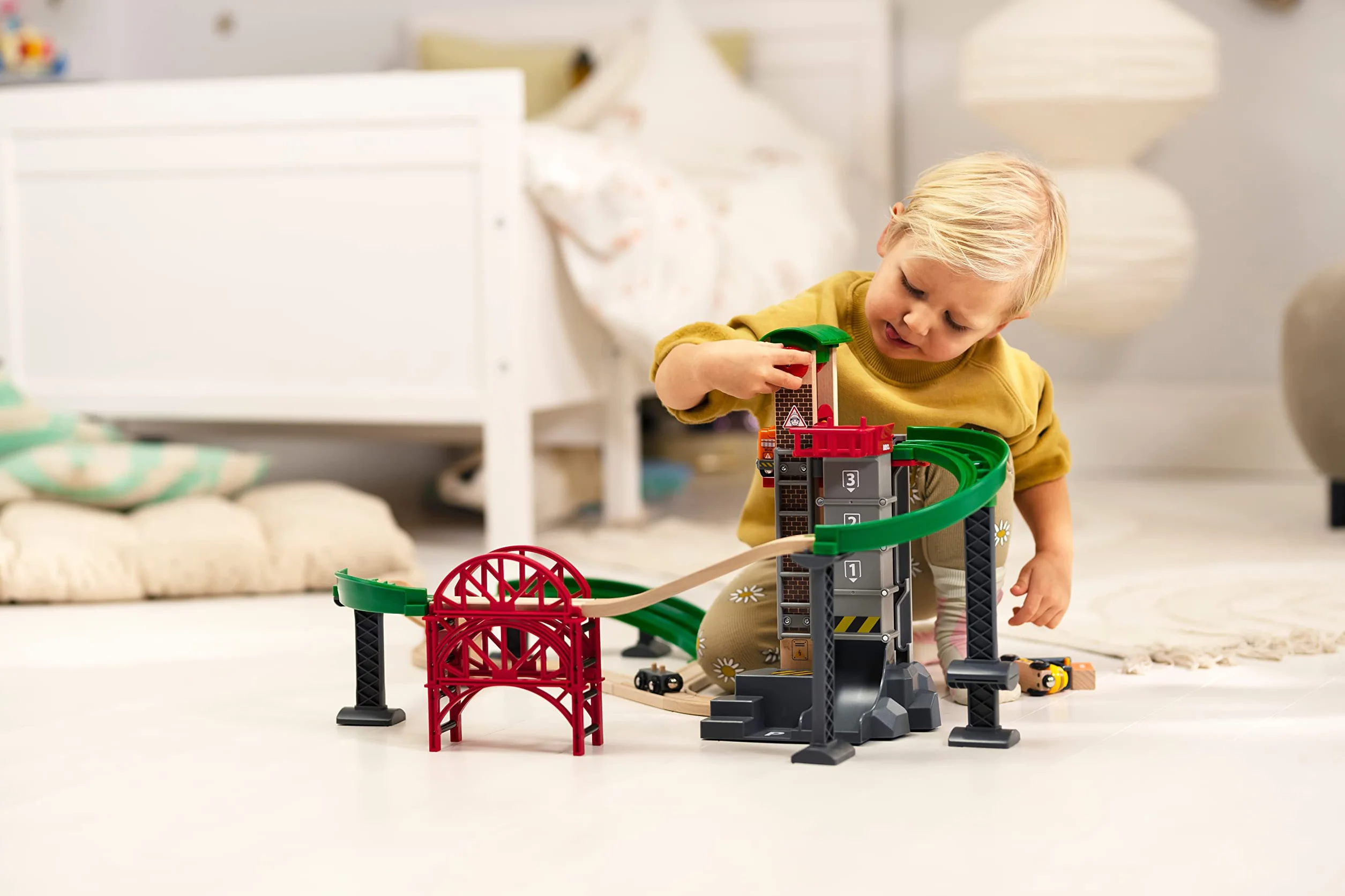 Brio World - 33887 - Grand Circuit Plateforme Multimodale - Coffret Complet de 32 pièces avec Ascenseur à véhicule - Circuit de Train en Bois - Jouet Mixte dès 3 Ans