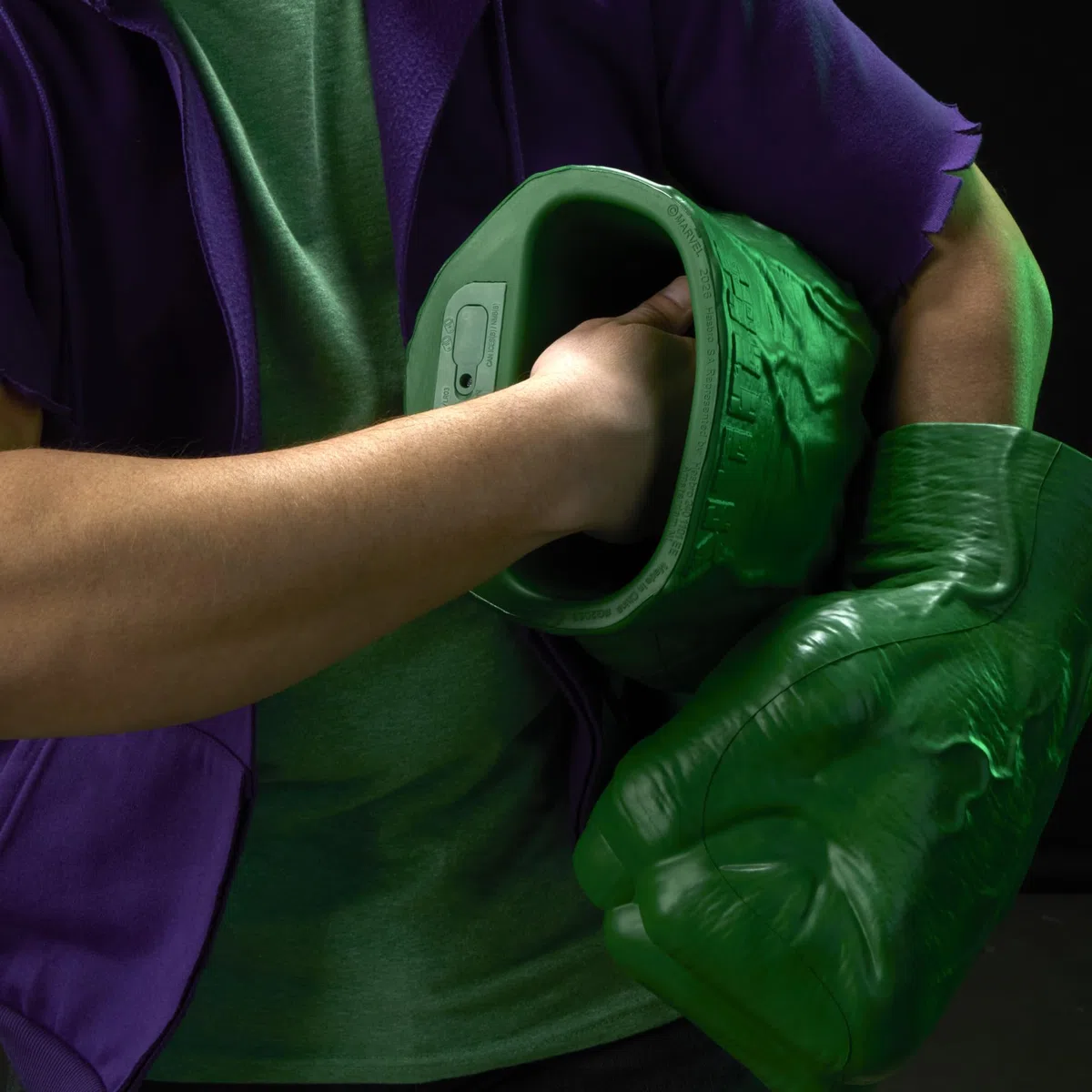 Marvel Legends Series Poings de cosplay premium de l'incroyable Hulk avec effets sonores électroniques, pièces de collection pour adultes
