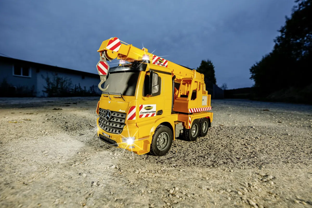 Carson 500907666 1:20 MB Arocs Camion-Grue 100% RTR - Véhicule télécommandé, Camion avec Fonctions Son et lumière, Batteries et radiocommande incluses, 30 Minutes de Conduite