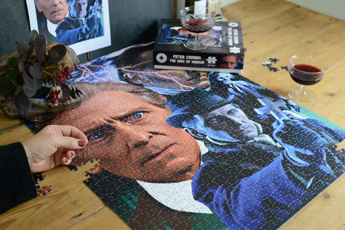 Peter Cushing King Of Horror Movie Puzzle – 1000 pièces Édition Collector – Classique Culte Horreur Films Hommage Taille 66 x 50 cm