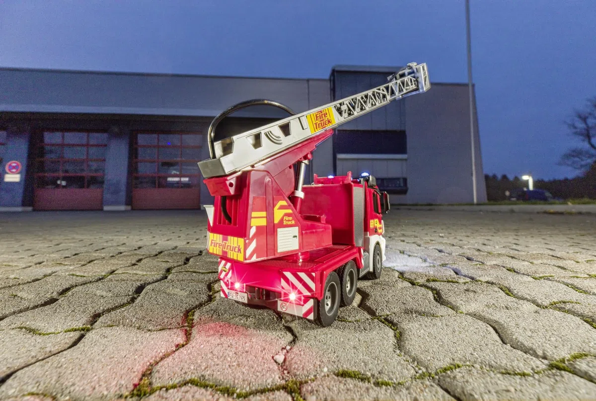 Carson 500907670 1:20 MB Pompiers avec échelle pivotante 100% RTR - Véhicule radiocommandé, Fonction Jet d'eau, Piles et radiocommande incluses, RC Pompiers