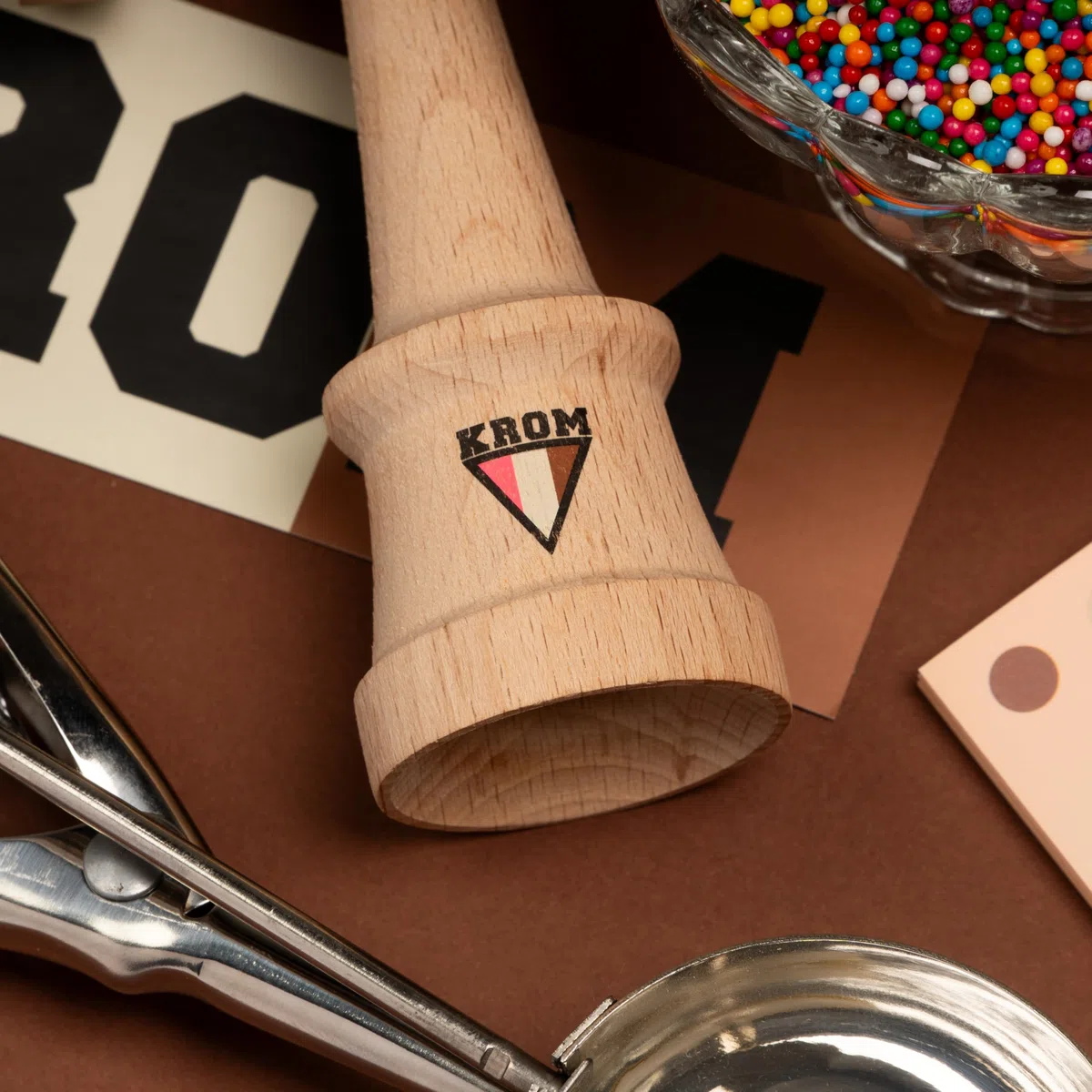 KROM Kendama STROGO Neapolitan Chocolate – Krom Kendama en Bois pour débutants et Joueurs avancés – Bilboquet Japonais intérieur/extérieur – Bilboquet Enfant et Bilboquet Bois Adulte