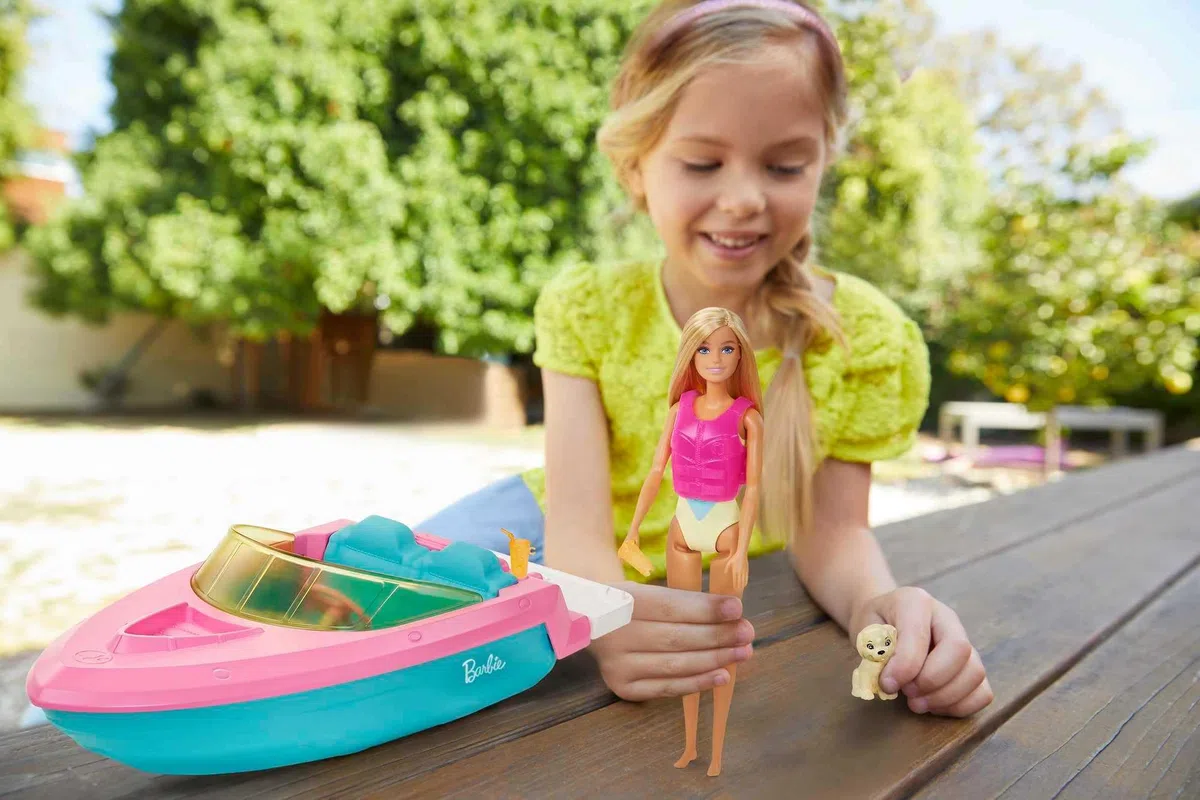 Barbie Mobilier Bateau pouvant Transporter 3 poupées avec Gilet de Sauvetage, Figurine Chiot et 2 Verres, Jouet pour Enfant, GRG29