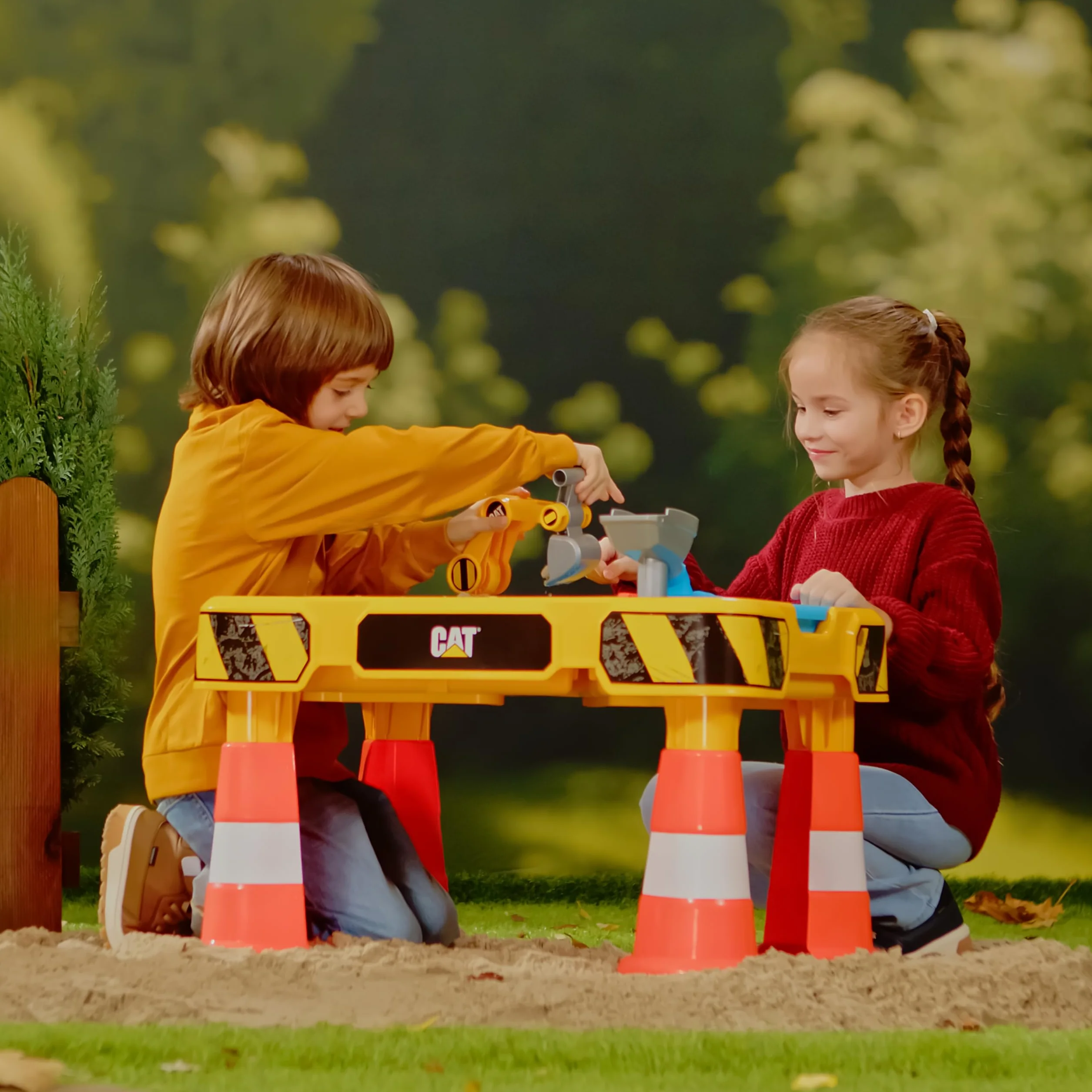 klein 3237 Table de Jeu Cat Sable et Eau, avec Bras de Pelleteuse, Benne, 2 tuyaux, stoppeurs et bassins Amovibles, Dimensions : 64 cm x 48 cm x 40 cm, Jouet pour Enfants à partir de 18 Mois
