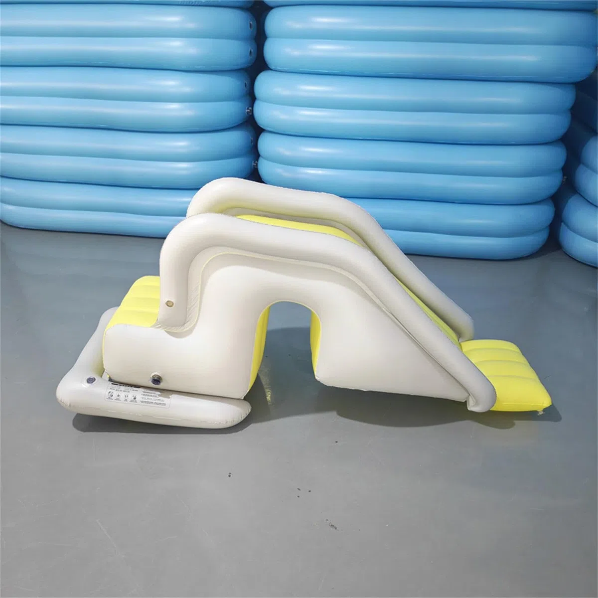 Toboggan gonflable pour piscine, jouet de piscine pour enfants, pratique et performant, facile à installer dans le jardin ou à l'intérieur.