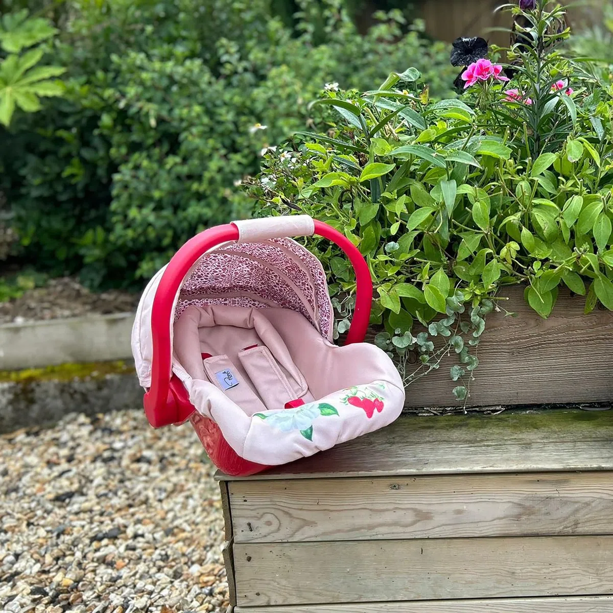 Siège Auto pour poupée Roms RHS Flora, Rouge Framboise et crème, Convient aux poupées jusqu'à 45 cm, rembourré avec imprimé Floral, Capote rétractable, Cadeau de Noël, à partir de 3 Ans