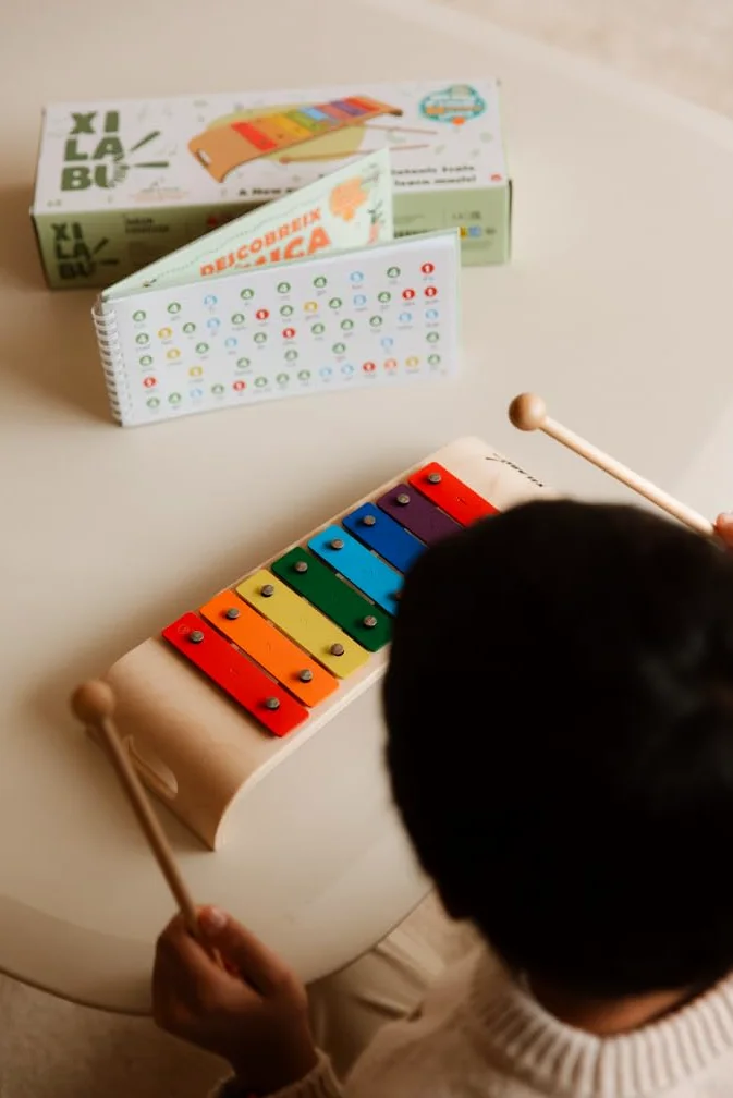 Xilabú Xylophone pour enfant avec livre de chansons - Instrument de musique éducatif en bois avec 8 notes, couleurs et audio, jouet Montessori pour enfants à partir de 3 ans (espagnol)