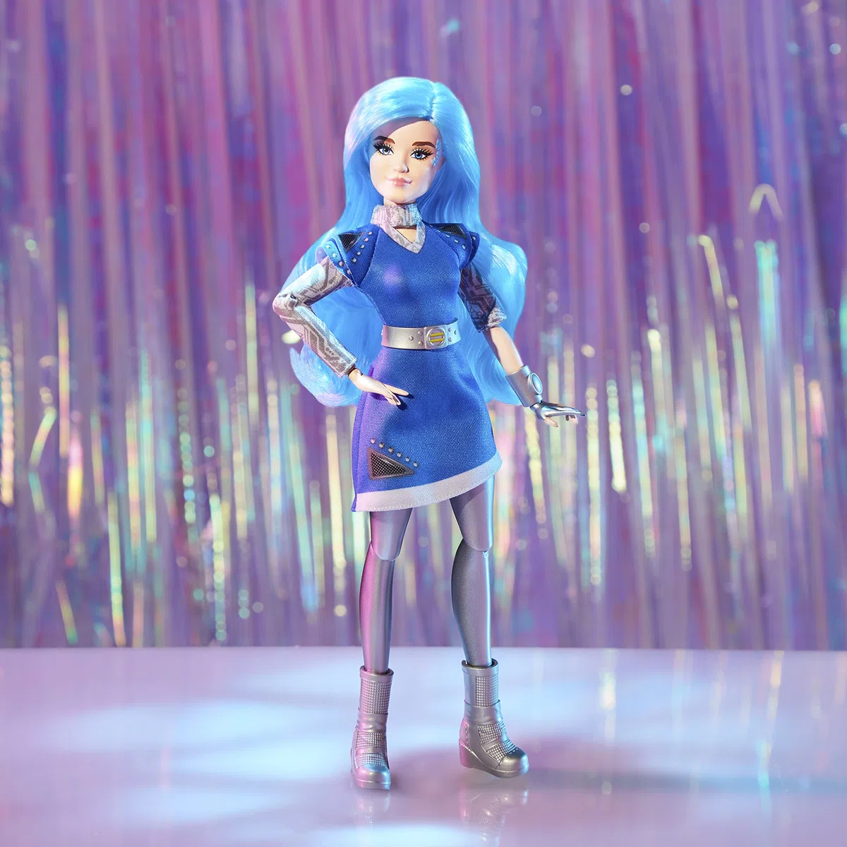 Disney Princess Zombies 3 Addison Fashion Doll Poupée 30,5 cm avec Cheveux Longs Bleus, Robe, Chaussures et Accessoires Jouet pour Enfants à partir de 6 Ans