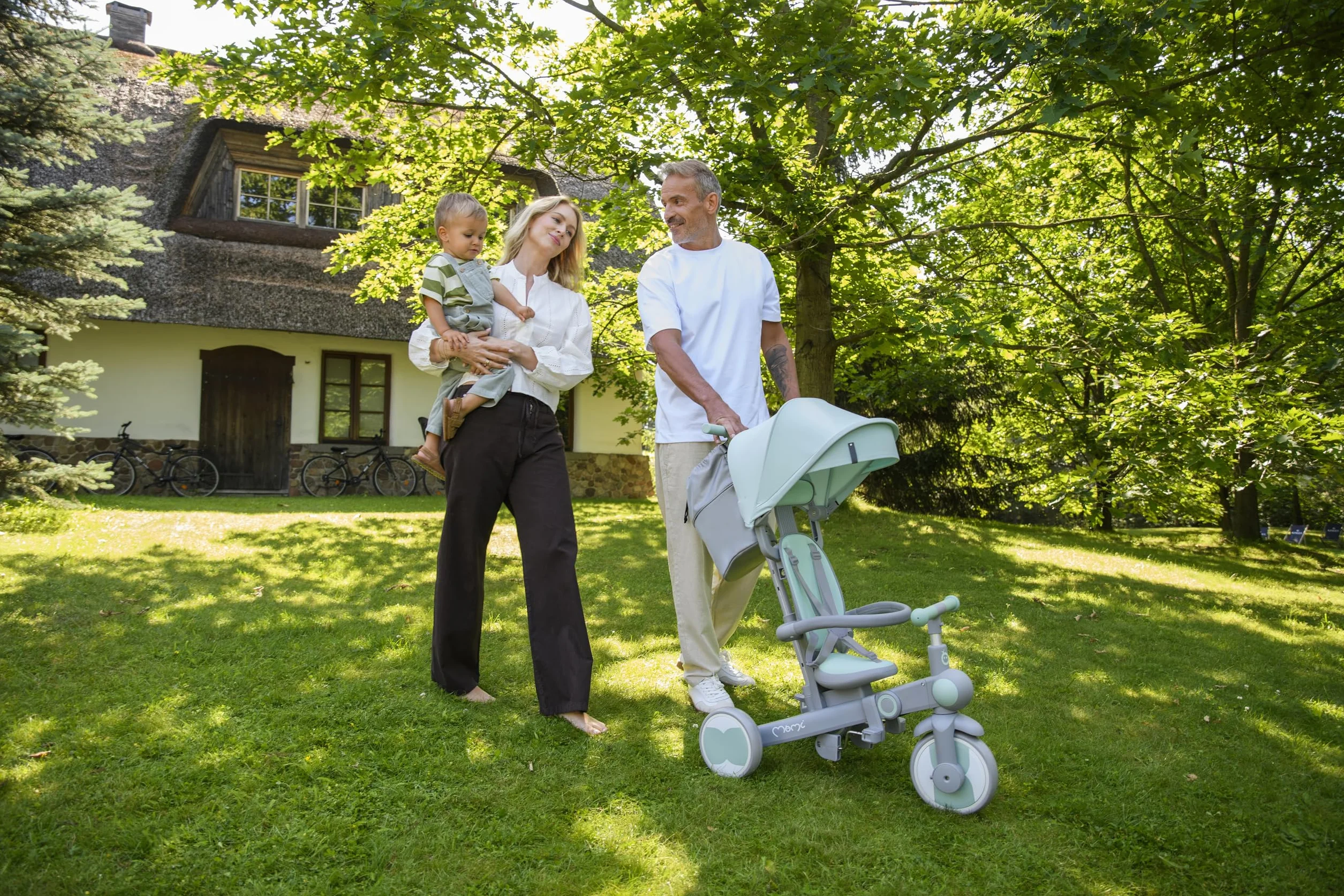 MoMi SOLIVIA Tricycle Bébé Évolutif 4 en 1 pour Enfant à Partir d’Un an | Vélo Enfant avec Canne Parentale, Harnais 5 Points, Pare-soleil, Roues 8/7 Pouces, Pliage Compact et Sac Inclus