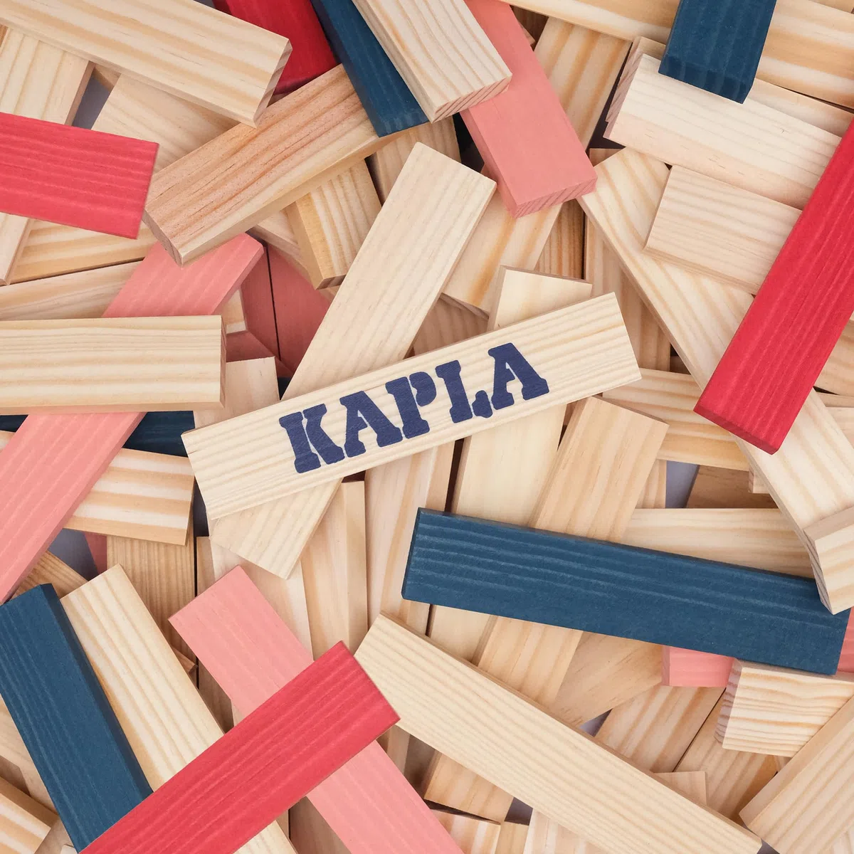 KAPLA - Jeu de Construction avec 120 planchettes en Bois colorés (Nature, Rouge, Rose, Bleu Foncé), Jouet en Bois, dès 2 Ans