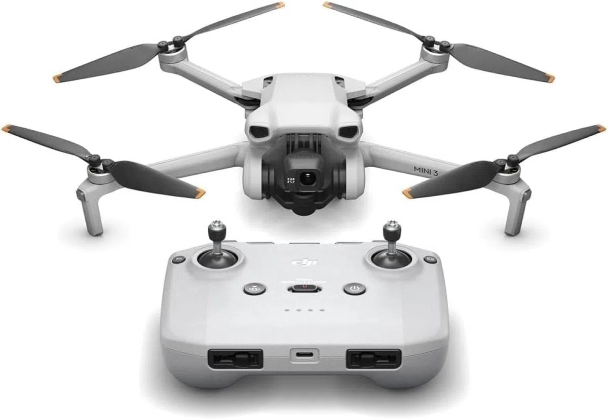 DJI Mini 3 – Mini drone caméra léger et pliable avec vidéo 4K HDR, temps de vol de 38 minutes, Prise verticale réelle et fonctions intelligentes | Vidéo 4K HDR, temps de vol de 38 minutes, transmission vidéo jusqu'à 10 km, prise de vue verticale, retour a