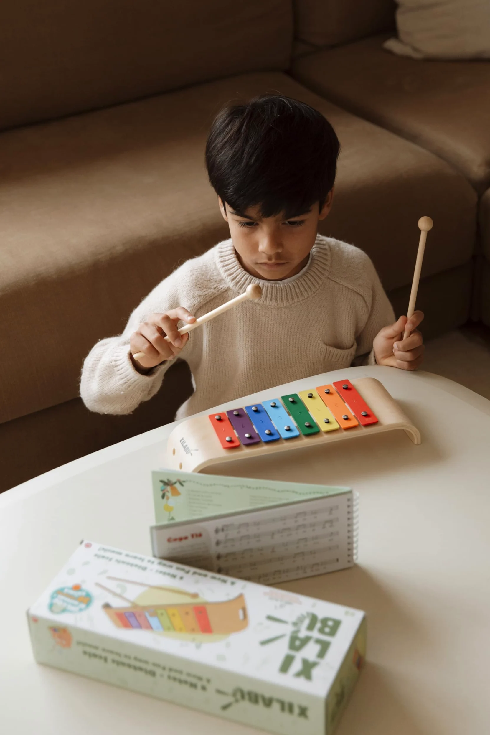 Xilabú Xylophone pour enfant avec livre de chansons - Instrument de musique éducatif en bois avec 8 notes, couleurs et audio, jouet Montessori pour enfants à partir de 3 ans (espagnol)