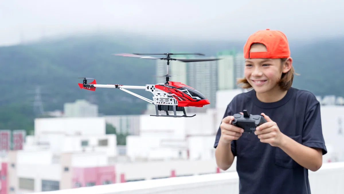 FLYBOTIC - Sky Knight - Hélicoptère extérieur 43 cm enfant et adulte - Technologie 2.4 Ghz - Effets lumineux - Usage Intérieur/Extérieur - 3 canaux de vol - Gyroscope intégré - Dès 14 ans