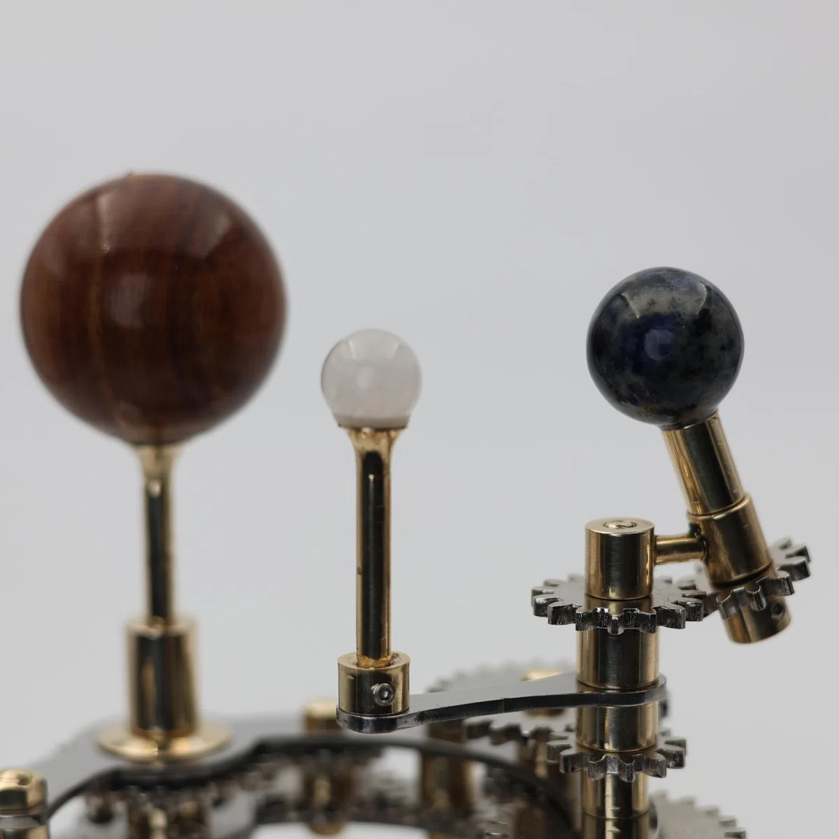 Modèle de système solaire | Orrery d'astronomie éducative et décorative | Planétarium mécanique en laiton de qualité supérieure (Terre et lune de 20,3 cm)