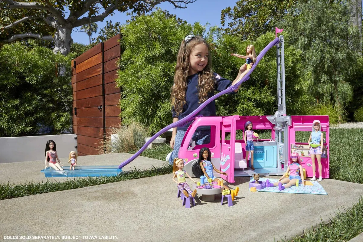 Barbie Camping-Car Transformable, avec 7 Zones de Jeu Et 60 Accessoires Inclus, Comprend Toboggan, Piscine, Pick-Up, Et Bateau pour Poupées, 76 cm, Jouet pour Enfant de 3 Ans et Plus, HCD46