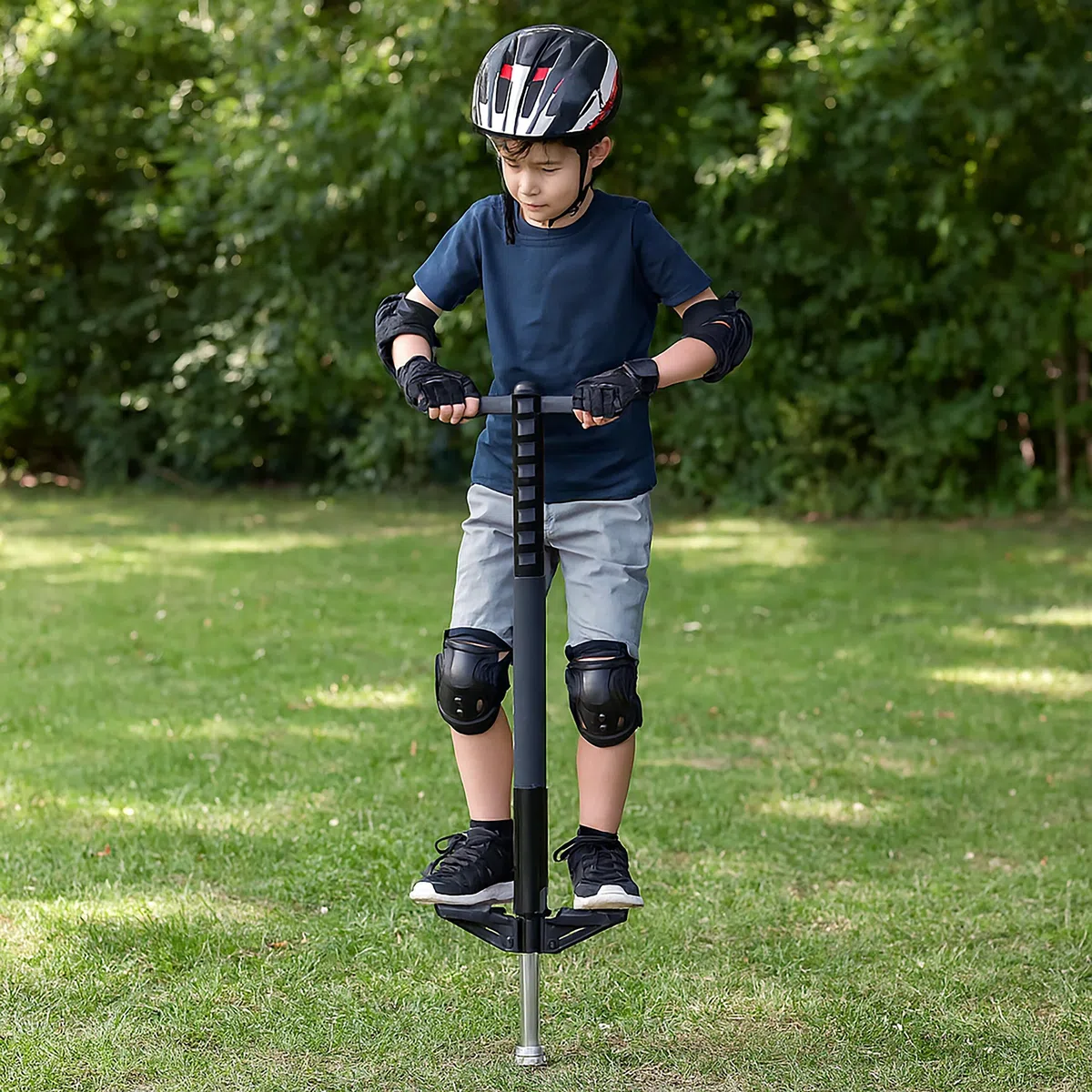 Relaxdays Pogo Stick pour Enfants, bâton Sauteur jusqu'à 35 kg, rembourré, antidérapant, INOX, Noir
