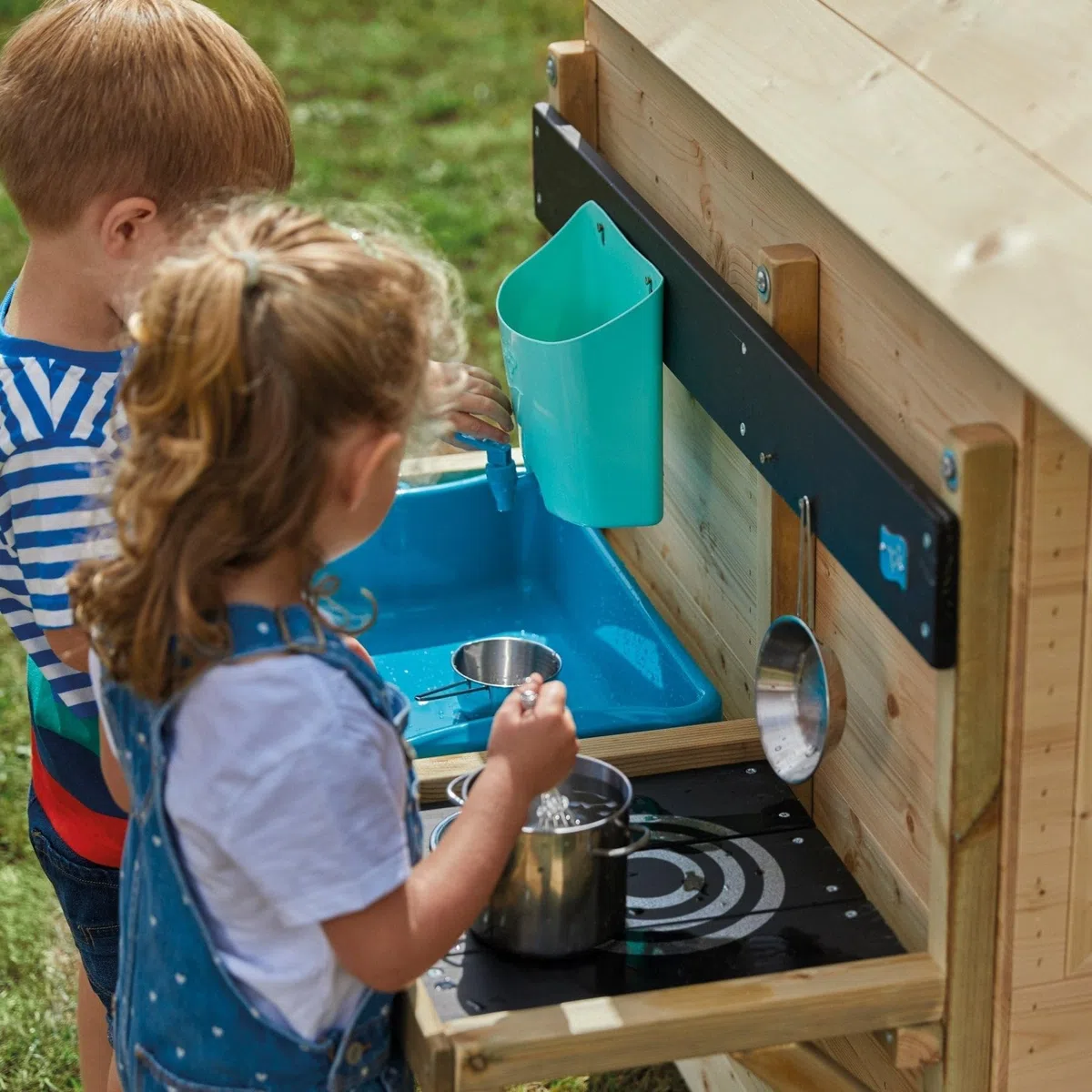 TP Toys Cuisine Extérieure en Bois avec Réservoir à Eau et Ustensiles – 81 x 36 x 56 cm – Jeu d’Imitation pour Enfants dès 3 Ans – Fixation Facile – Jouet Jardin Compact, Vert