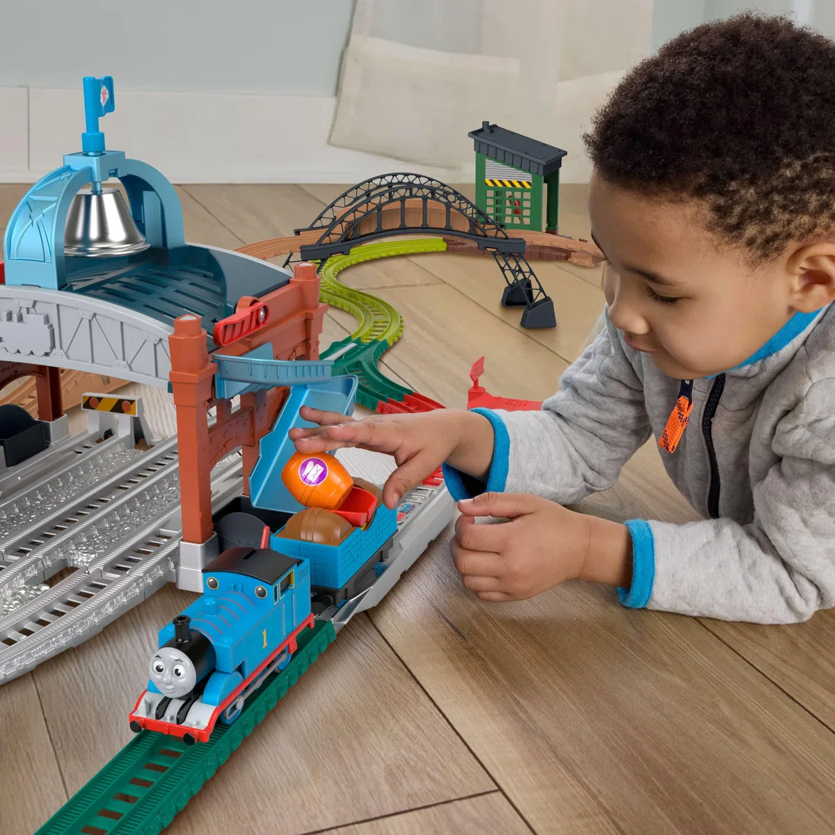 Fisher Price Thomas et Ses Amis Coffret Lancement de tonneaux motorisé avec Locomotive motorisée Classique et Wagon de Chargement, 5,5 mètres de Piste, JGY30