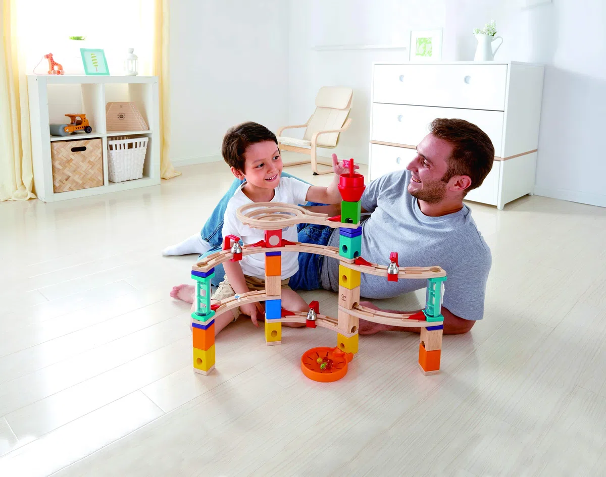 Hape Circuit à Billes en Bois Castle Escape Quadrilla, 51 Pièces + 50 Billes - Circuit Sonore avec 3 Clochettes - Jeux de Construction en Bois - Jeu Enfant de 4 Ans et Plus, Fille et Garçon