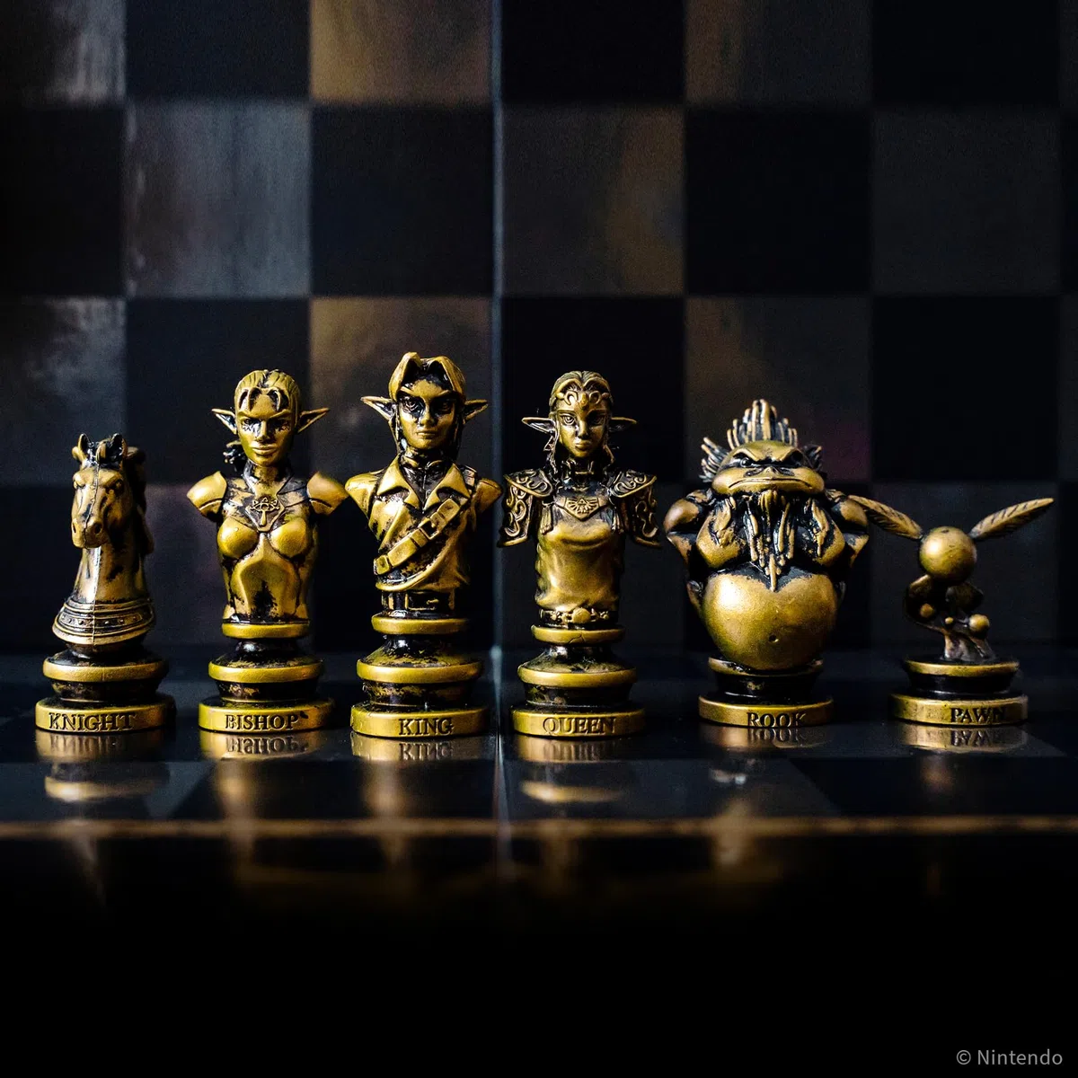USAopoly The Legend of Zelda Collector's Chess Set – Jeu de Stratégie – pour Fans de Zelda – 2 Joueurs | 60+ Min | Dès 8 Ans – Anglais