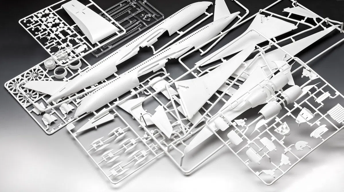 Revell Coffret cadeau 05612 A350-900 - Lufthansa 100 ans, échelle 1/144, kit de maquette en plastique non construit avec accessoires