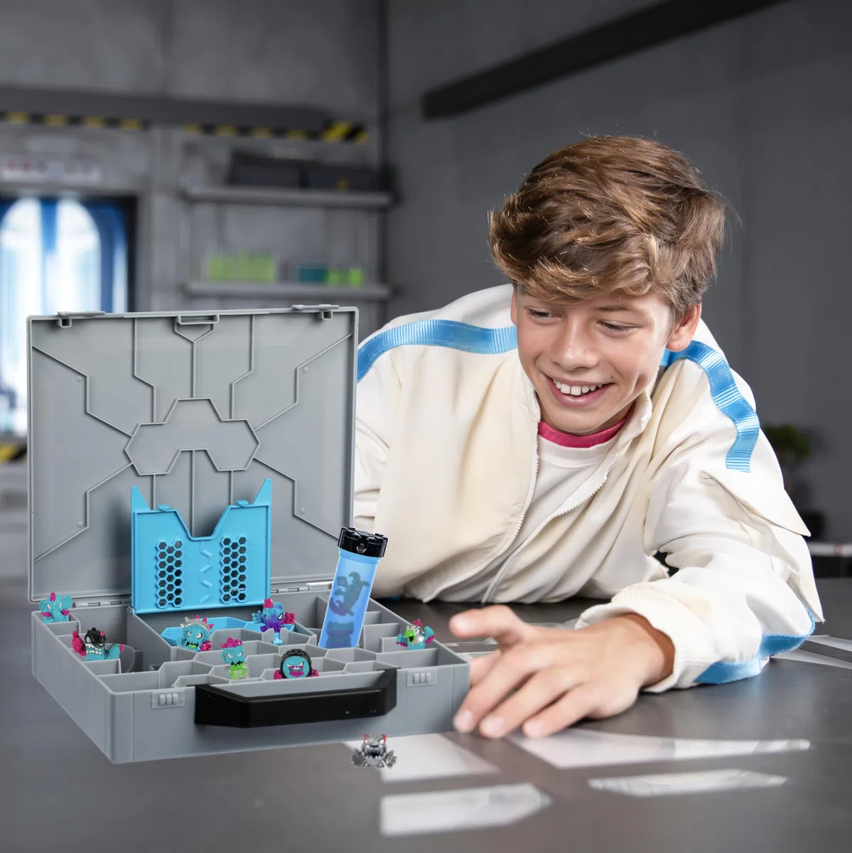 Valise de Collection MrBeast Lab Swarms, 10 Mini créatures à découvrir, Mène l'expérience Ultime et crée 2 Mini créatures, Peut contenir Plus de 130 Jouets, avec Une panthère Ultra Rare Exclusive