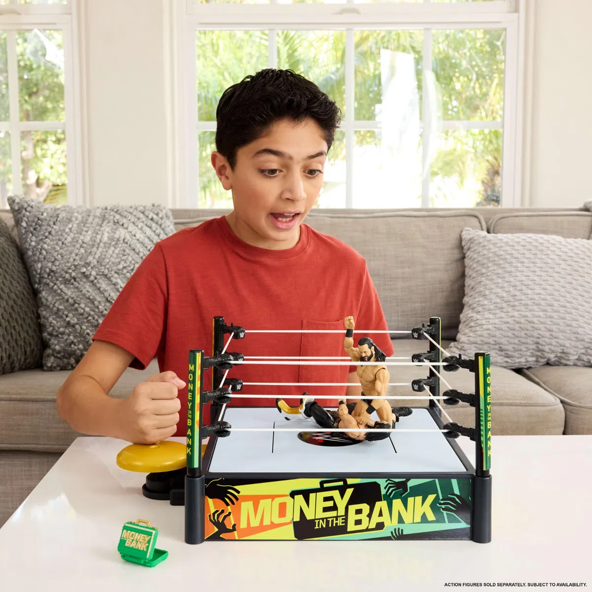 WWE JGR83 Ensemble de Jeu Money in The Bank avec 2 Modes de Jeu et Plus de 40 Sons et Phrases, Comprend Une Grue de Lanceur, des échelles et Une Mallette, 33 x 50,8 cm