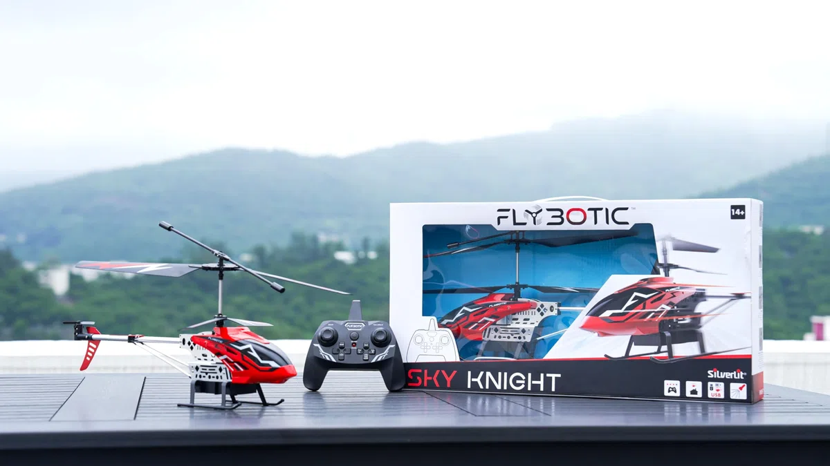 FLYBOTIC - Sky Knight - Hélicoptère extérieur 43 cm enfant et adulte - Technologie 2.4 Ghz - Effets lumineux - Usage Intérieur/Extérieur - 3 canaux de vol - Gyroscope intégré - Dès 14 ans