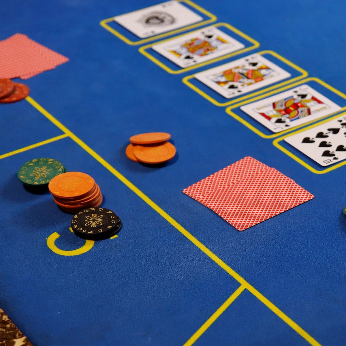 Jeu de Jetons de Poker, 300/500 Jetons de Poker de Casino avec Boîtier en Aluminium, Cartes à Jouer, 5 dés, 3 Dealer