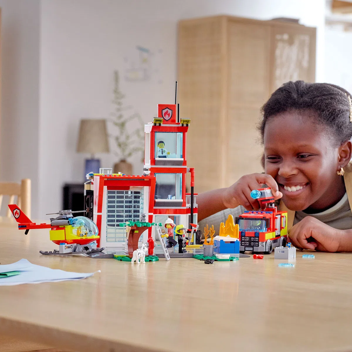 LEGO 60320 City Fire La Caserne des Pompiers, Set avec Garage, Jouet Camion et Hélicoptère pour Les Enfants dès 6 Ans
