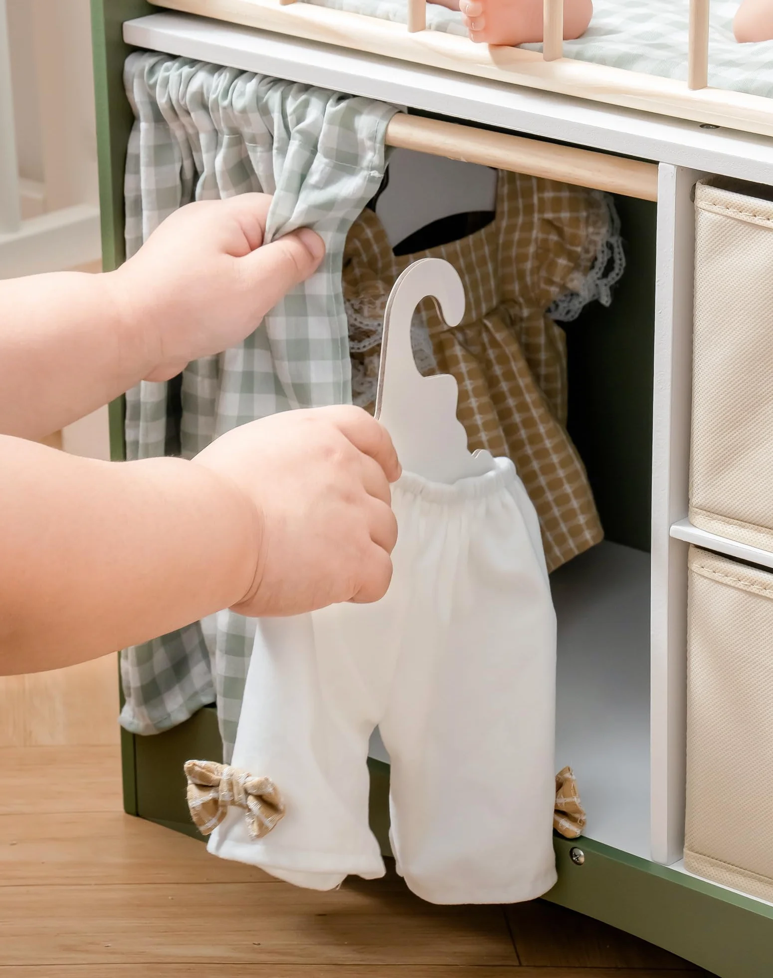 ROBOTIME lit en bois pour enfants et bébé, armoire de rangement et linge de poupée, adapté aux poupées jusqu'à 55 cm, dès 3 ans (vert)