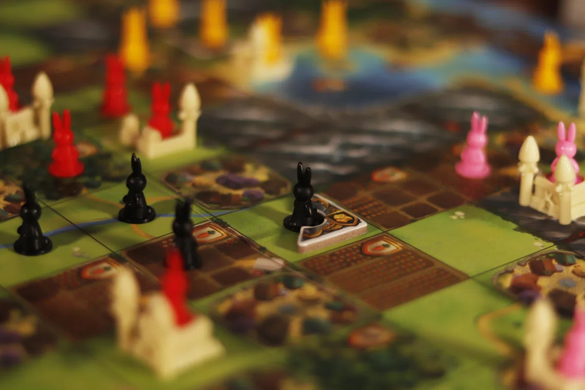 IELLO Bunny Kingdom – Version française – Jeu de Société Stratégique Familial – Draft, Placement, Conquête & Figurines Lapins | 2-4 Joueurs | 45 Min | Dès 12 Ans