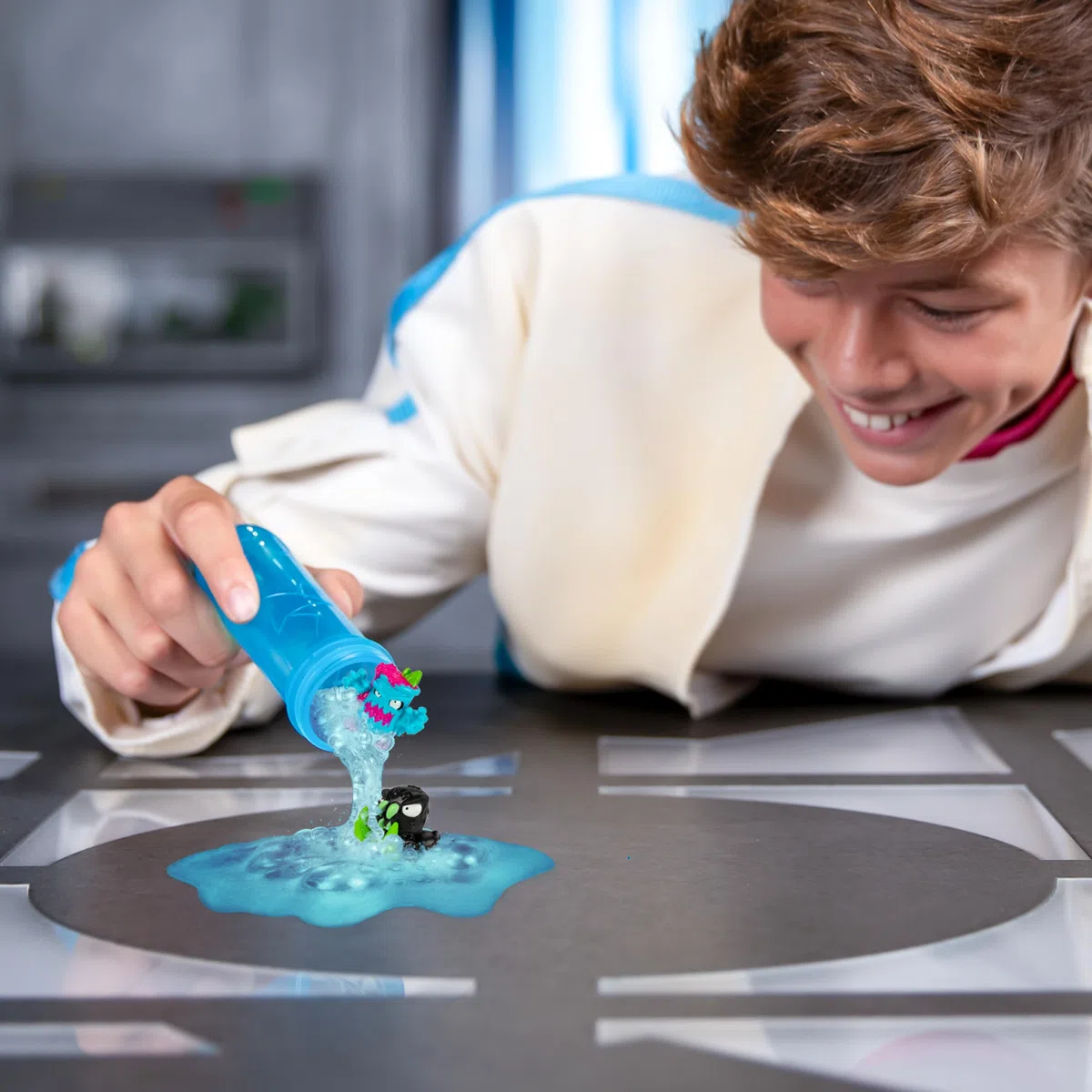 Valise de Collection MrBeast Lab Swarms, 10 Mini créatures à découvrir, Mène l'expérience Ultime et crée 2 Mini créatures, Peut contenir Plus de 130 Jouets, avec Une panthère Ultra Rare Exclusive