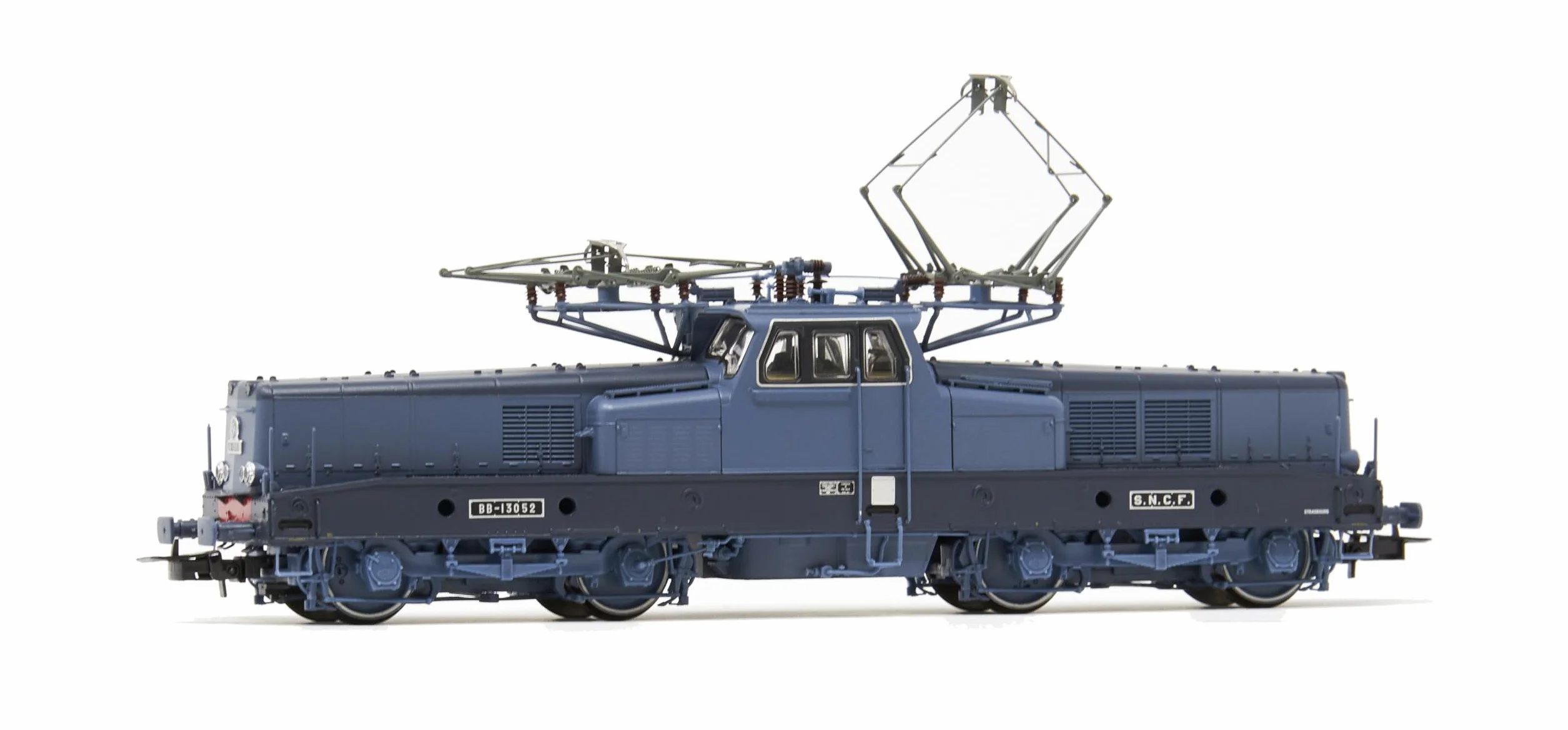 SNCF, locomotive électrique à 4 essieux BB 13052 « Cité du Train » avec 4 feux inférieurs, livrée bleue, ep. IV