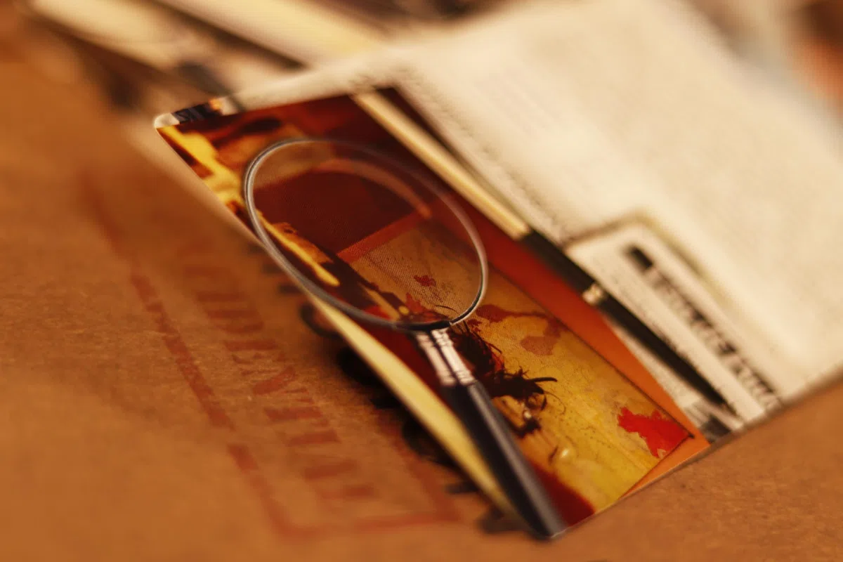 IELLO Detective Vienna Connection – Version Française – Jeu Coopératif d’Espionnage et d’Enquête – Guerre Froide, Missions et Agents Infiltrés | 1 à 5 Joueurs | 120 à 180 Minutes | Dès 16 Ans