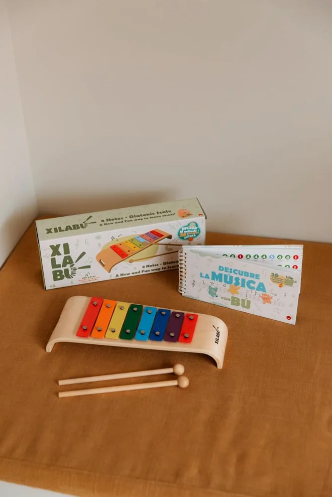 Xilabú Xylophone pour enfant avec livre de chansons - Instrument de musique éducatif en bois avec 8 notes, couleurs et audio, jouet Montessori pour enfants à partir de 3 ans (espagnol)