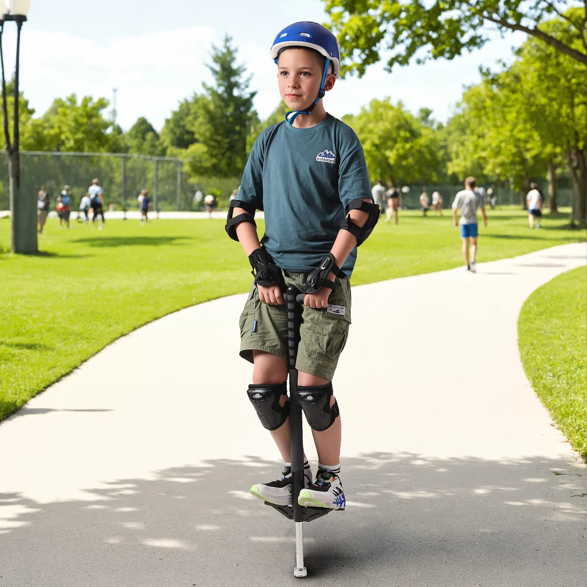 Relaxdays Pogo Stick pour Enfants, bâton Sauteur jusqu'à 35 kg, rembourré, antidérapant, INOX, Noir