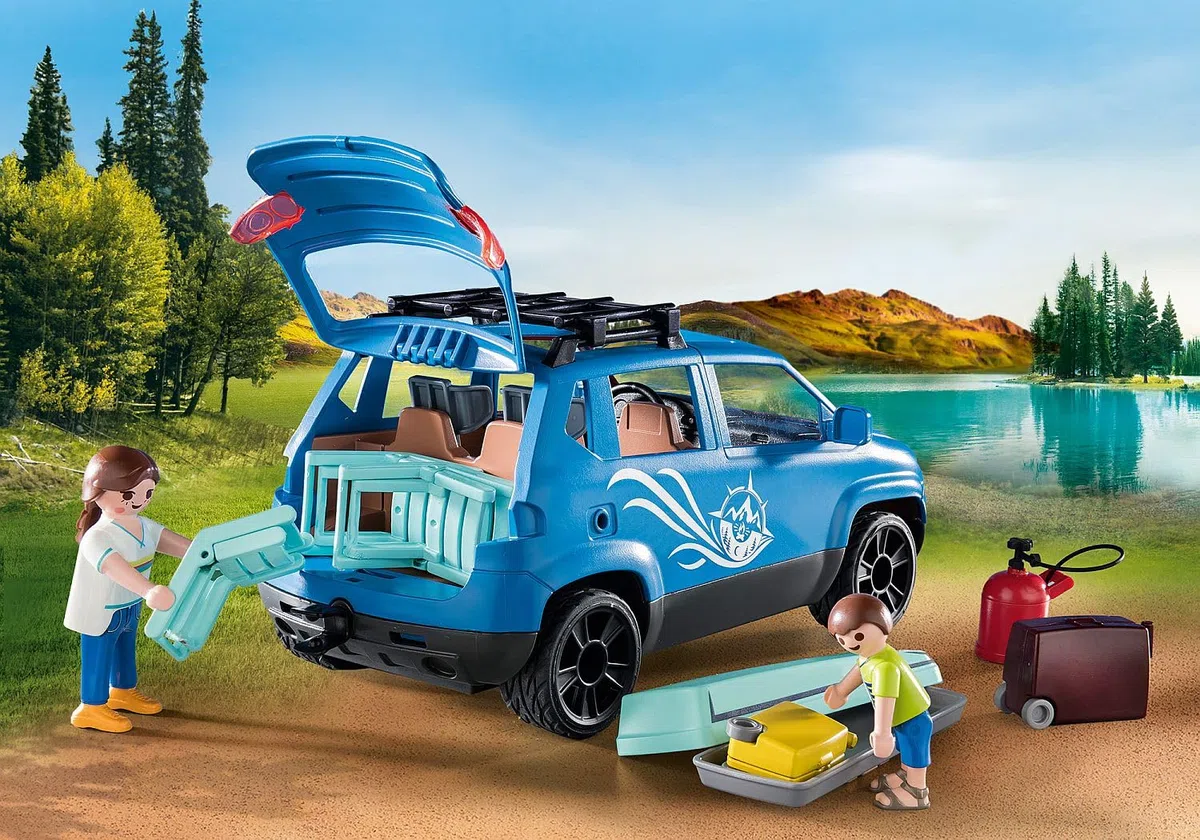 Playmobil 71423 Famille avec Voiture et Caravane - Family Fun - Camping en Nature en Famille - Comprend Quatre Personnages, Une Voiture décapotable avec Coffre Amovible et Une Caravane - Dès 4 Ans
