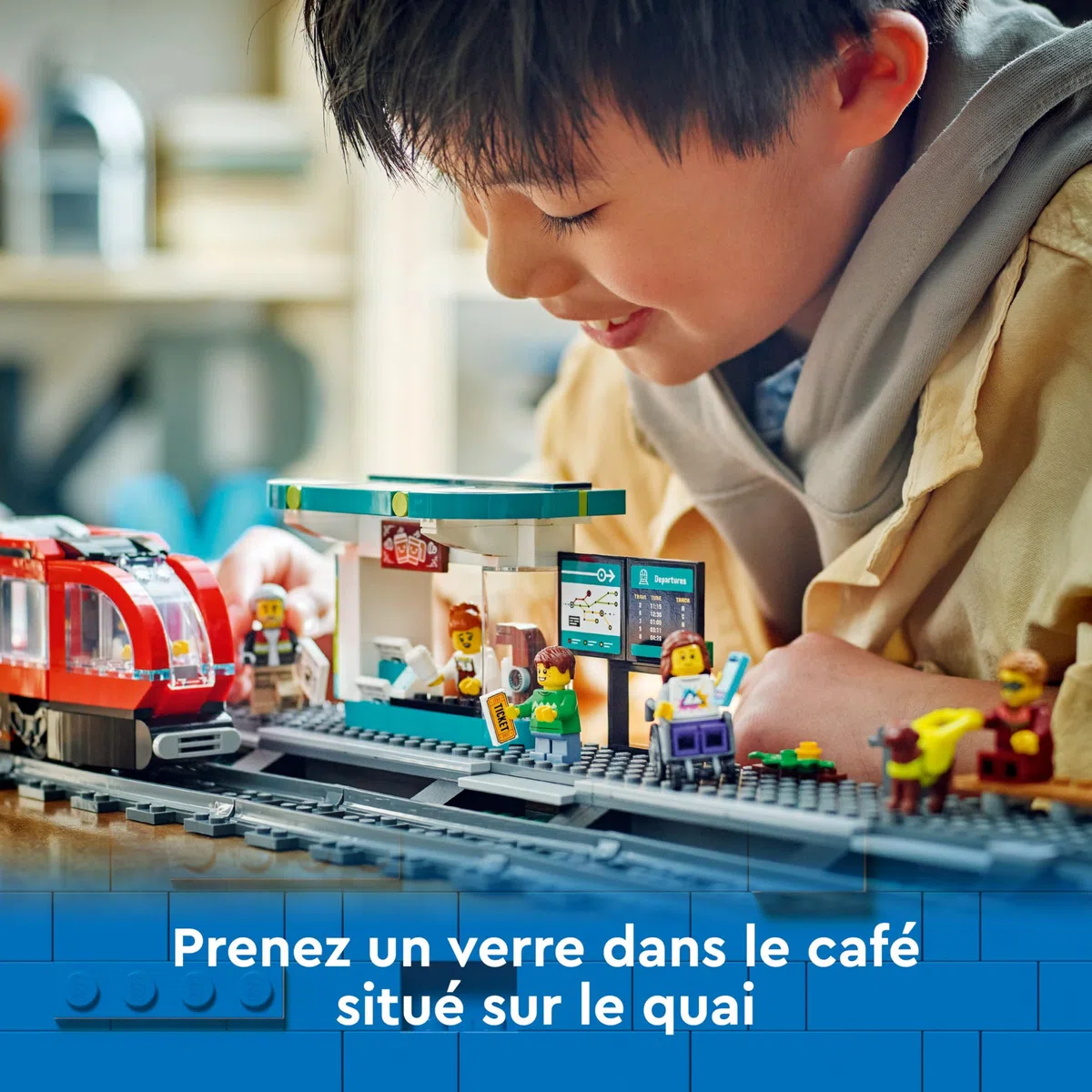 LEGO City Le Tramway et la Station du Centre-ville - Véhicules pour Enfants Garçons et Filles dès 7 Ans, Idée Cadeau d'Anniversaire pour les Fans de Transport - 6 Minifigurines et un Chien-guide 60423