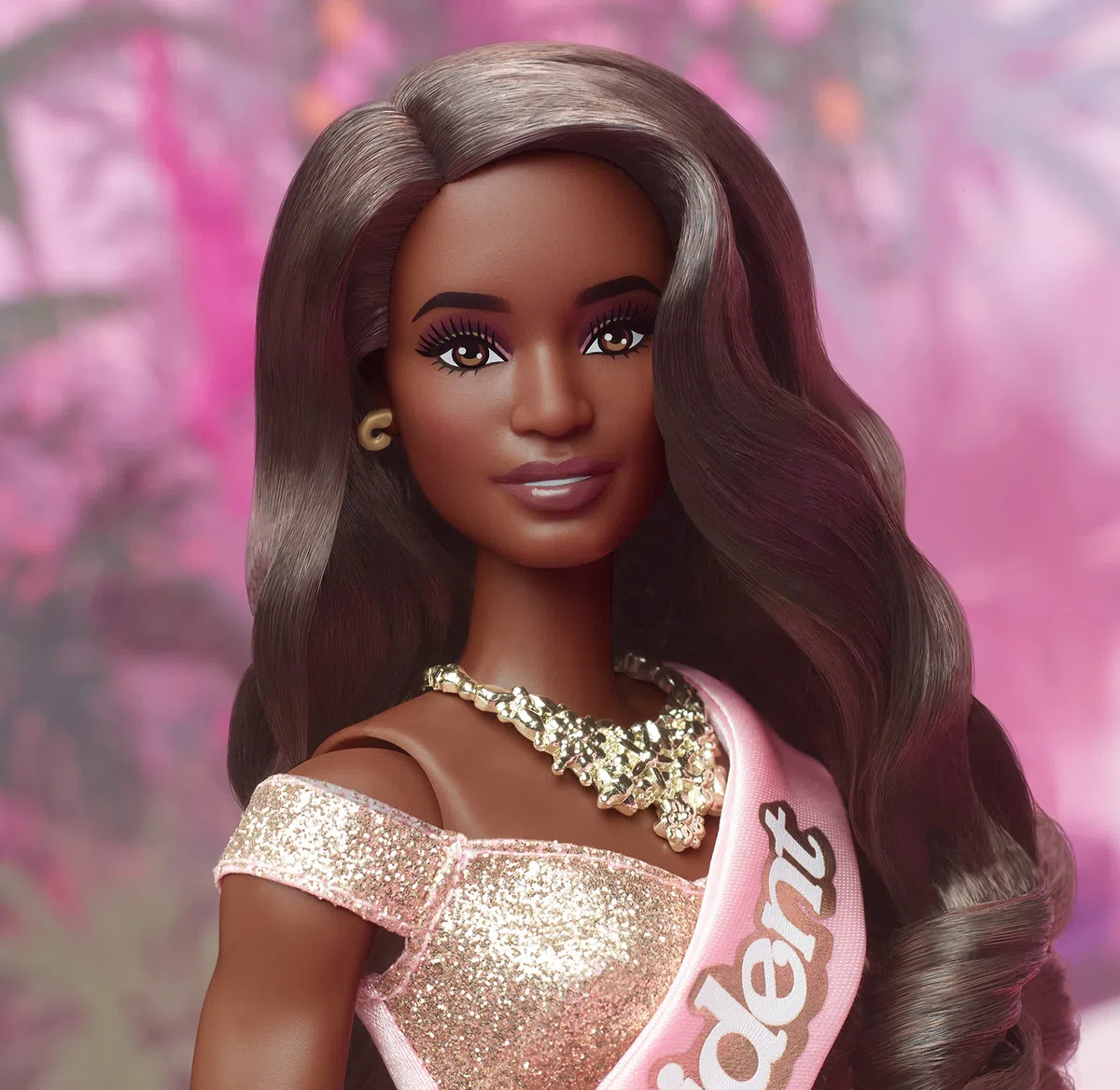 Barbie Le Film Poupée Présidente Articulée avec Robe Brillante Rose Et Dorée Et Écharpe De Fonction, À Collectionner, Jouet Enfant, HPK05