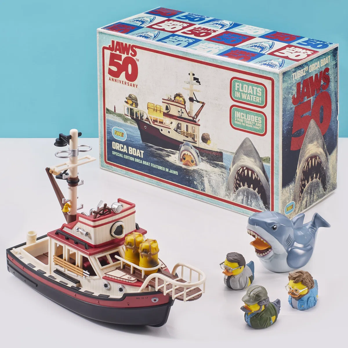 TUBBZ Jaws Floating Orca Boat Model Collectible Bundle Bath Playset – Comprend Bruce le requin et Mini Quint, Hooper et Brody Duck Figurines