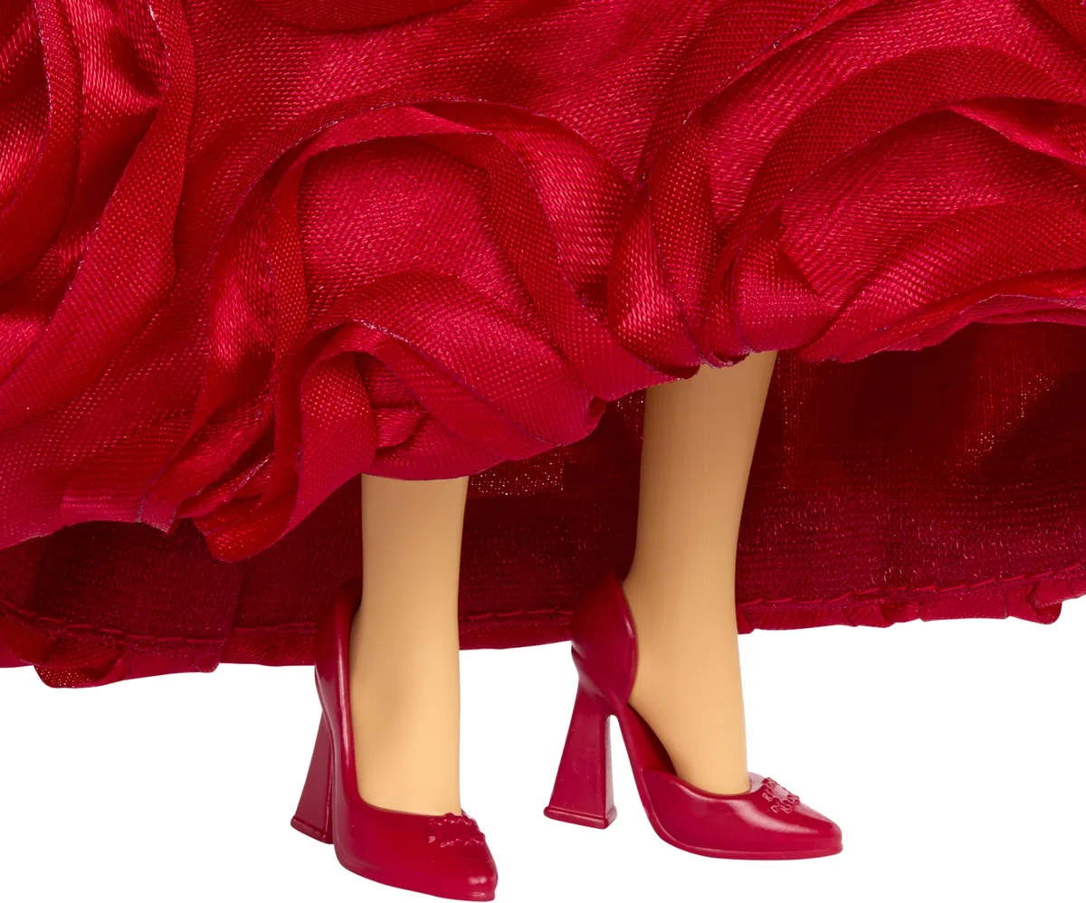 Mattel Disney Descendants : The Rise of Red Poupée Reine de Cœur avec robe royale et accessoires inspirés du film, inclut un socle pour poupée, HWV09