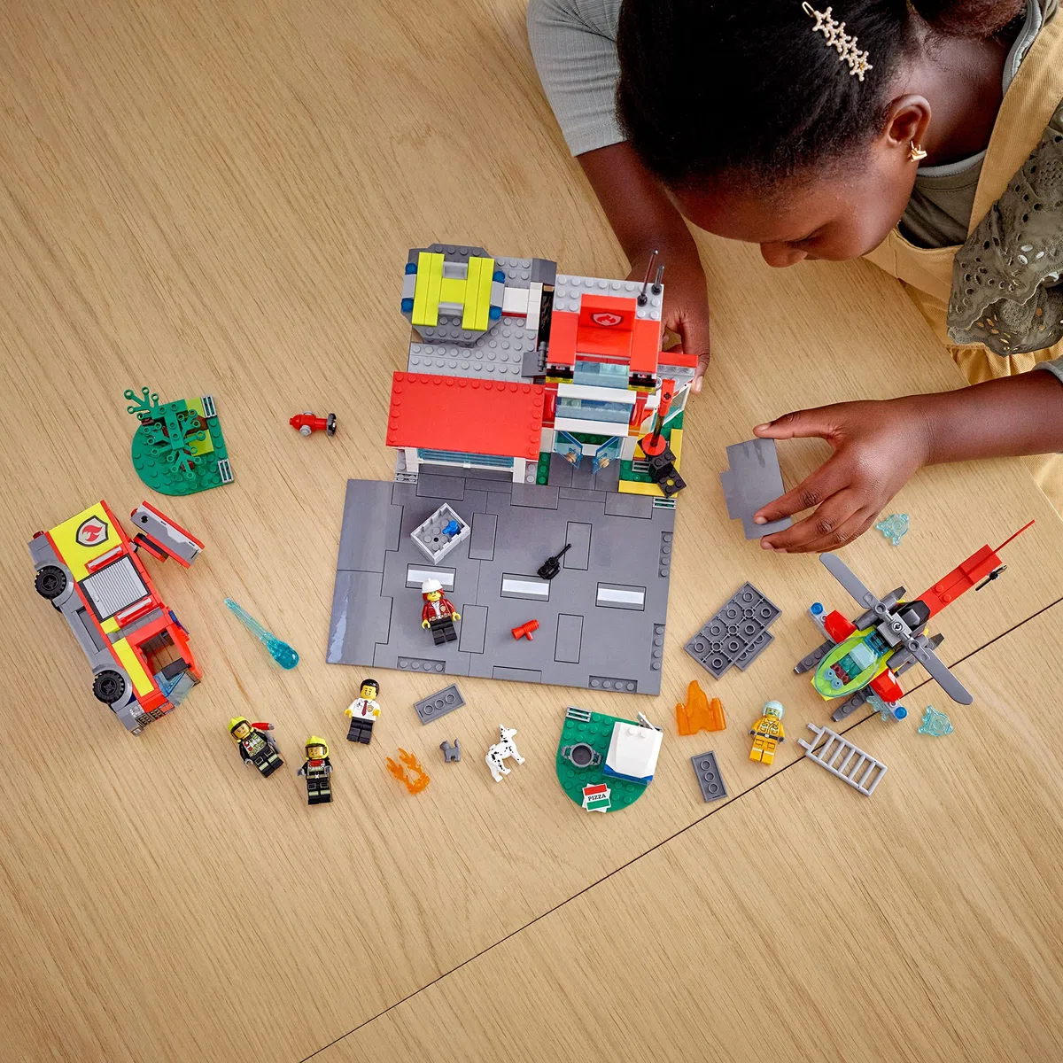 LEGO 60320 City Fire La Caserne des Pompiers, Set avec Garage, Jouet Camion et Hélicoptère pour Les Enfants dès 6 Ans