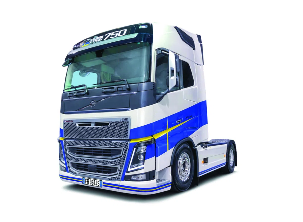 Italeri 3970 1:24 Volvo FH16 Medium Roof – Modélisme, kit de construction, modélisme, bricolage, loisirs, collage, kit de construction en plastique, fidèle aux détails, modèle de voiture, 1:24