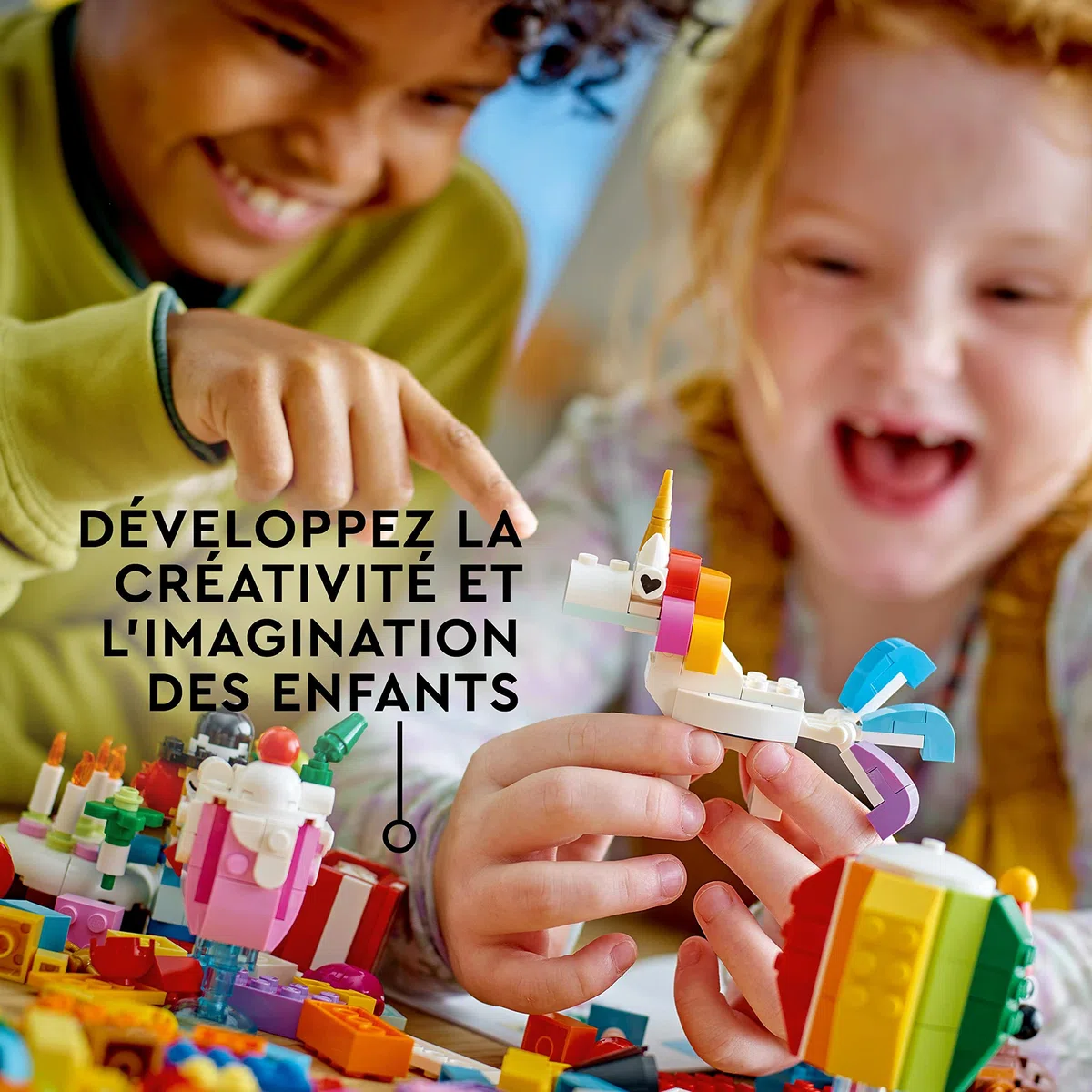 LEGO 11029 Classic Boîte de Fête Créative, Ensemble de Briques, à Jouer en Famille, Comprend 12 Mini Jouets : Ourson, Clown, Licorne, Ludique pour 5 Ans et Plus