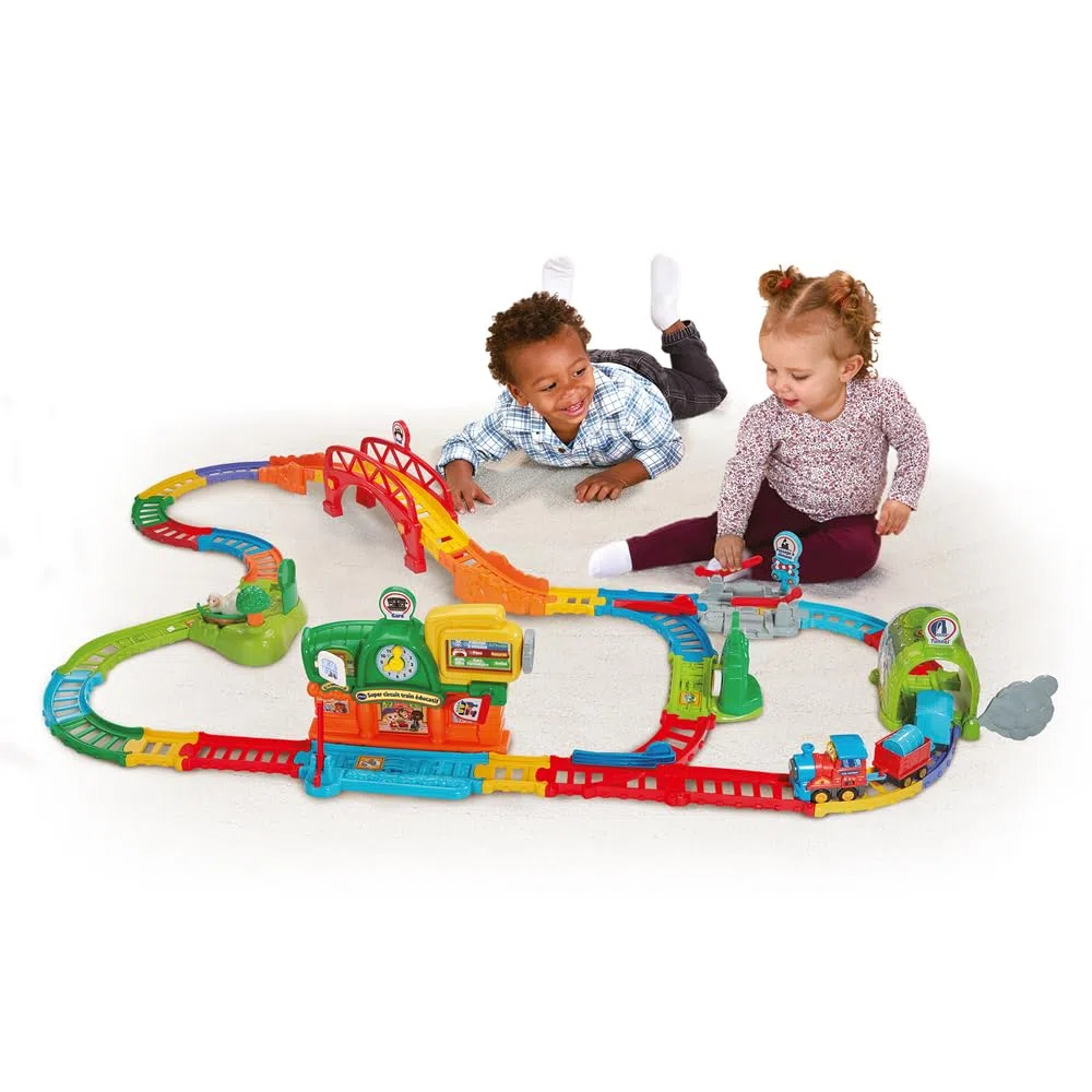 VTech - Tut Tut Bolides Super Circuit Train Éducatif - Circuit Voiture Enfant Électronique avec Adam Train Marchand, 6 Zones Magiques - Cadeau Garçon et Fille de 1 an à 5 Ans - Contenu en Français